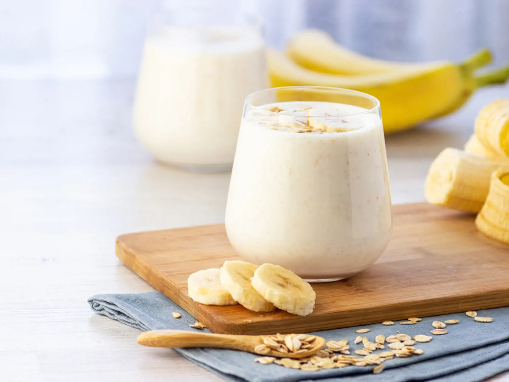 Vegan,Banana,And,Oatmeal,Smoothie,In,Glass,Jar,On,The