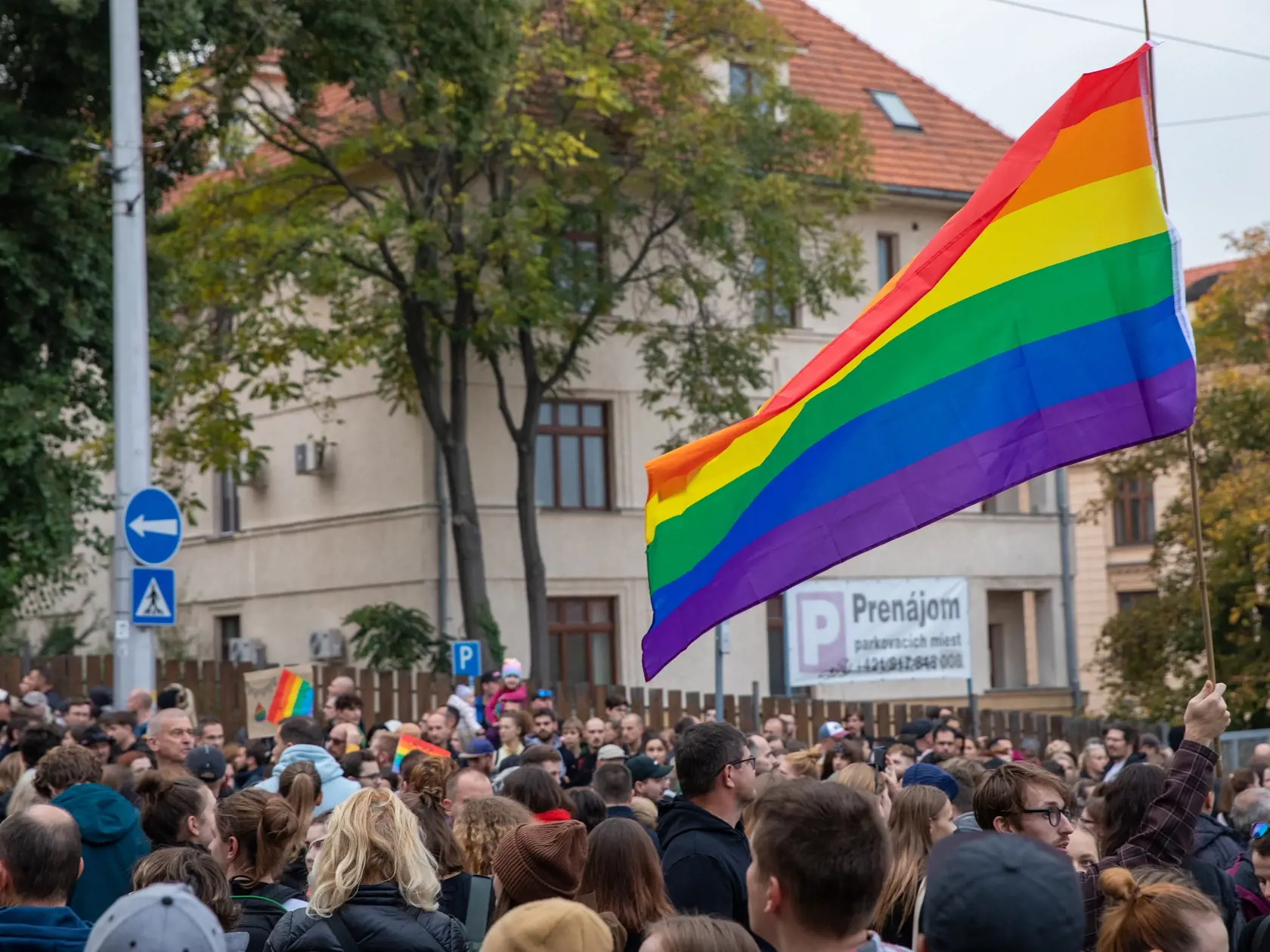 Na snímke je pochod za odsúdenie nenávisti proti LGBTI 14. októbra 2022.