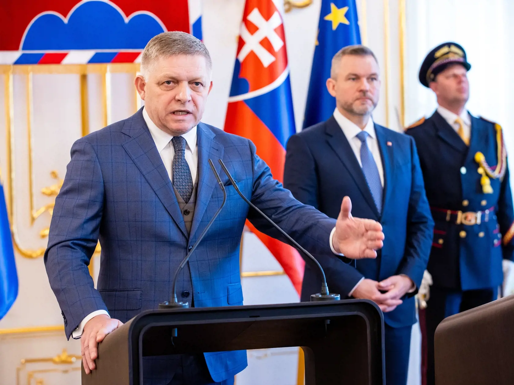 Stretnutie politických strán k zahraničnopolitickej orientácii Slovenska s prezidentom SR v prezidentskom paláci. Na snímke je predseda vlády SR Robert Fico a prezident SR Peter Pellegrini.