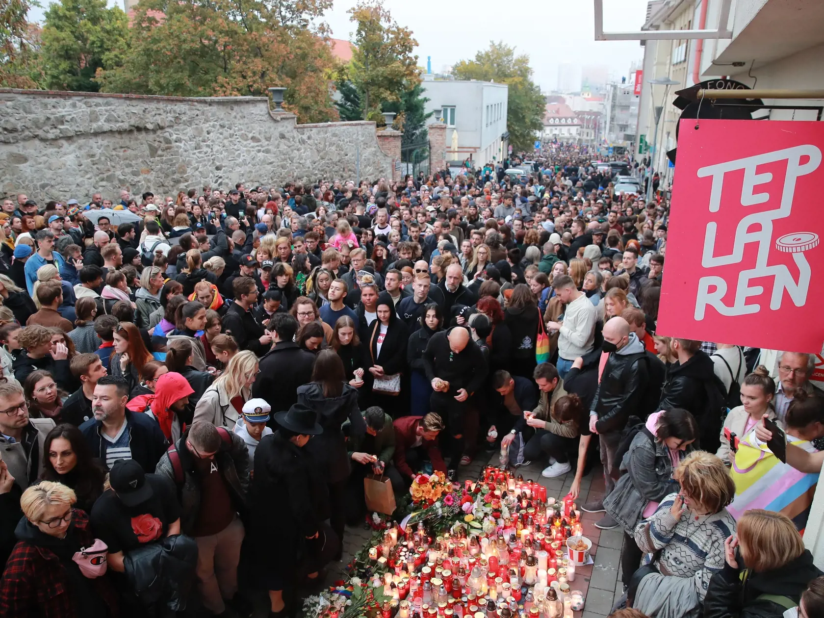 Tragédia predchádzajúcich dní otriasla Slovenskom. Výstrely v Bratislave na Zámockej ulici pripravili o život dvoch mladých ľudí. Všetci z tohto nepochopiteľného skutku ostali šokovaní a pobúrení.
