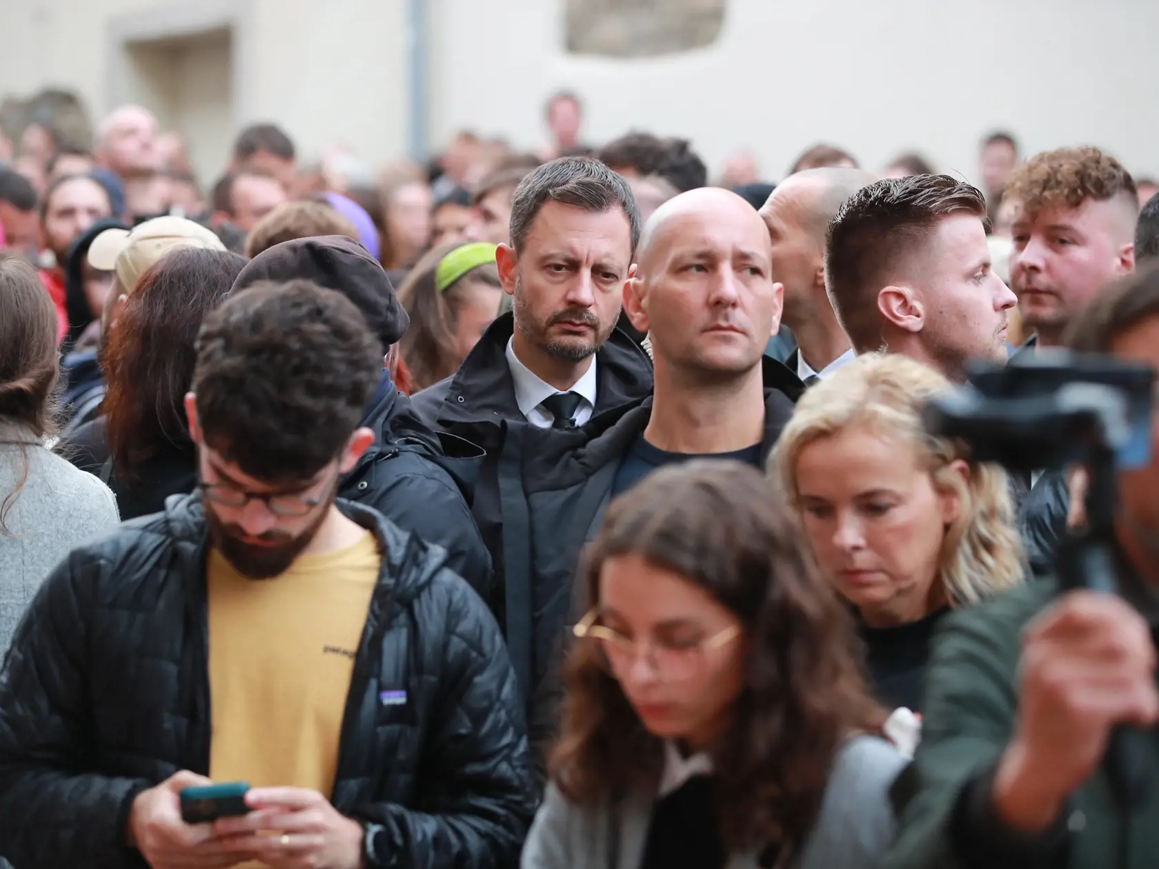 Tragédia predchádzajúcich dní otriasla Slovenskom. Výstrely v Bratislave na Zámockej ulici pripravili o život dvoch mladých ľudí. Všetci z tohto nepochopiteľného skutku ostali šokovaní a pobúrení.