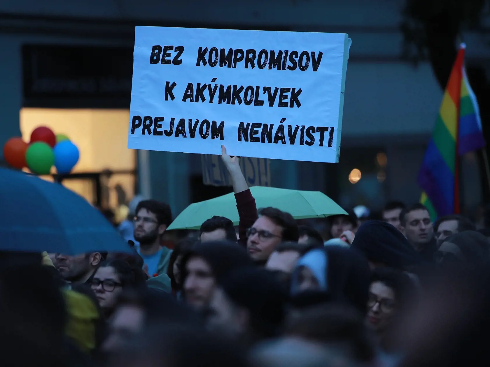 Tragédia predchádzajúcich dní otriasla Slovenskom. Výstrely v Bratislave na Zámockej ulici pripravili o život dvoch mladých ľudí. Všetci z tohto nepochopiteľného skutku ostali šokovaní a pobúrení.