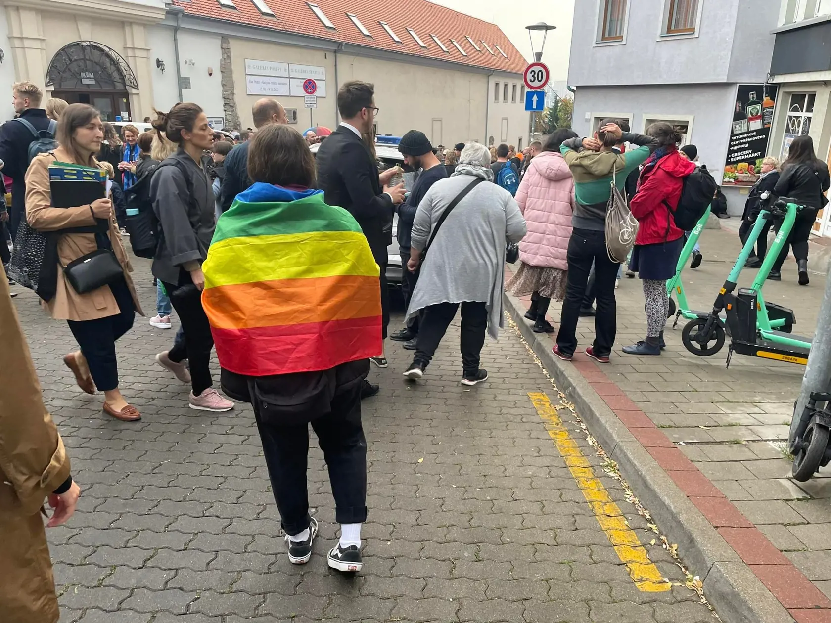 Situácia na pochode je zatiaľ pokojná. Na mieste je niekoľko stoviek ľudí