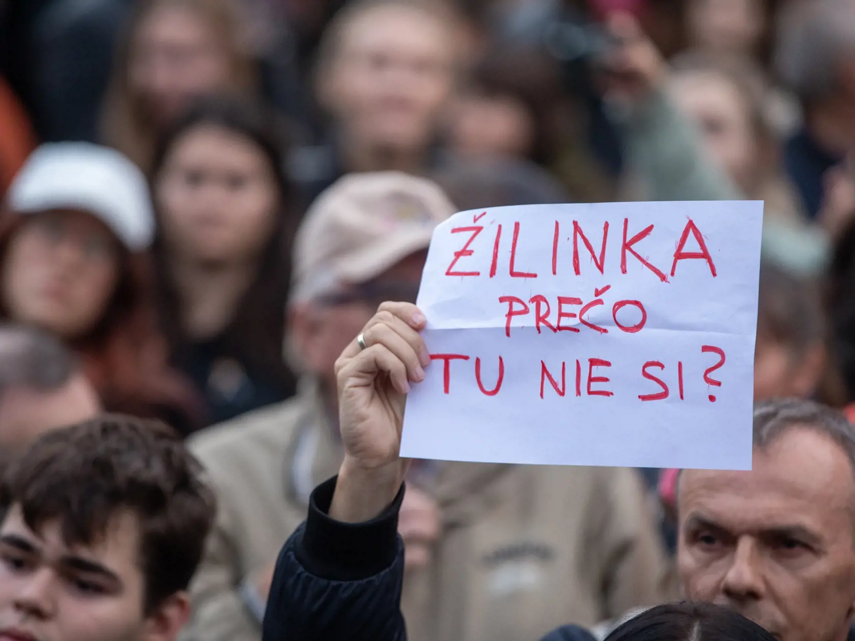 Na snímke je pochod za odsúdenie nenávisti proti LGBTI, ktorý nadväzuje na nedávne nešťastné udalosti na Zámockej ulici. Na pochode vyjadrili tisíce ľudí rešpekt voči homosexuálne orientovaným ľudom a vystúpili tiež niektorí politici, vrátane Eduarda Hegera a Zuzany Čaputovej.