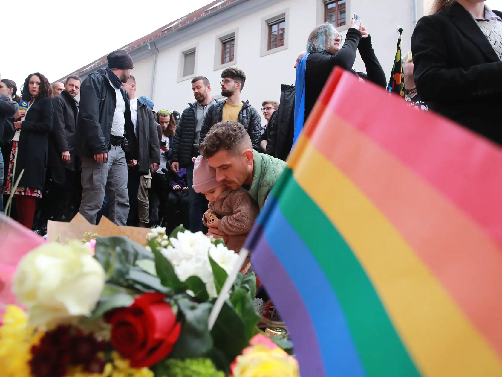 V Bratislave sa koná Pochod za odsúdenie nenávisti voči LGBT komunite. Udalosť sa začala na Zámockej ulici, teda na mieste, kde sa odohrala streľba proti dvom mladíkom, ktorí prišli o život.