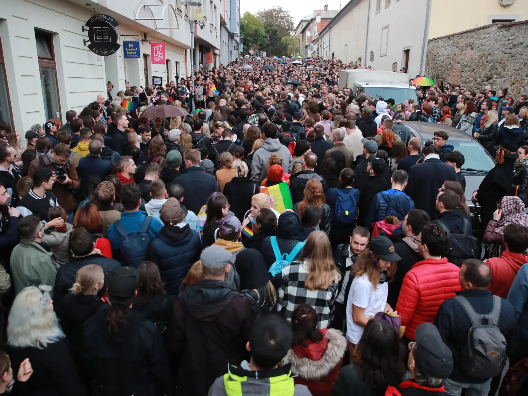 V Bratislave sa koná Pochod za odsúdenie nenávisti voči LGBT komunite. Udalosť sa začala na Zámockej ulici, teda na mieste, kde sa odohrala streľba proti dvom mladíkom, ktorí prišli o život.