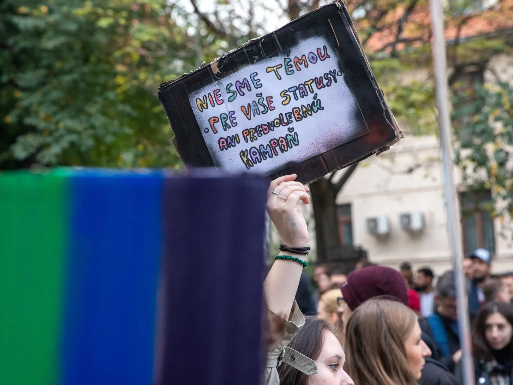 Na snímke je pochod za odsúdenie nenávisti proti LGBTI, ktorý nadväzuje na nedávne nešťastné udalosti na Zámockej ulici. Na pochode vyjadrili tisíce ľudí rešpekt voči homosexuálne orientovaným ľudom a vystúpili tiež niektorí politici, vrátane Eduarda Hegera a Zuzany Čaputovej.