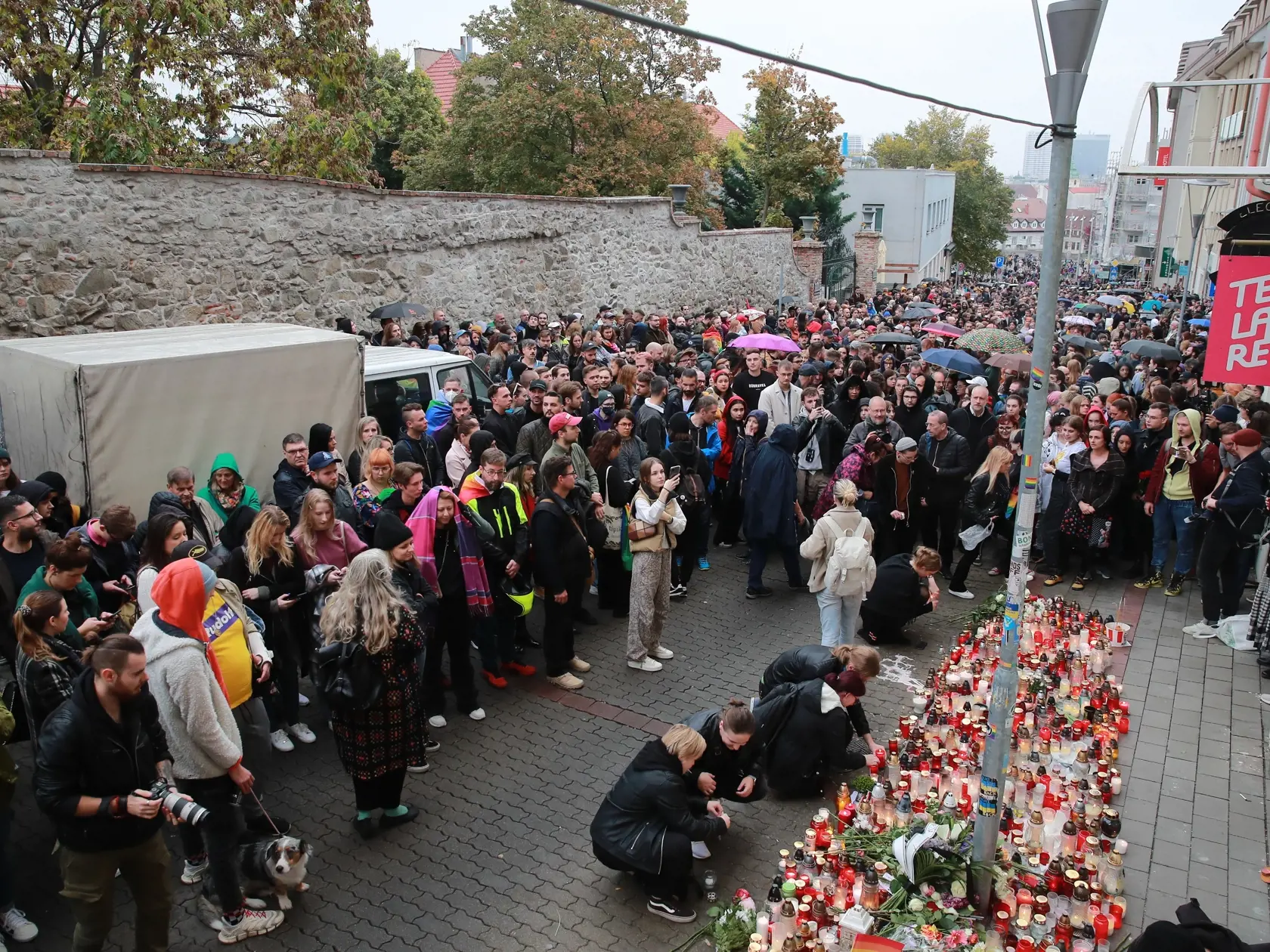 V Bratislave sa koná Pochod za odsúdenie nenávisti voči LGBT komunite. Udalosť sa začala na Zámockej ulici, teda na mieste, kde sa odohrala streľba proti dvom mladíkom, ktorí prišli o život.