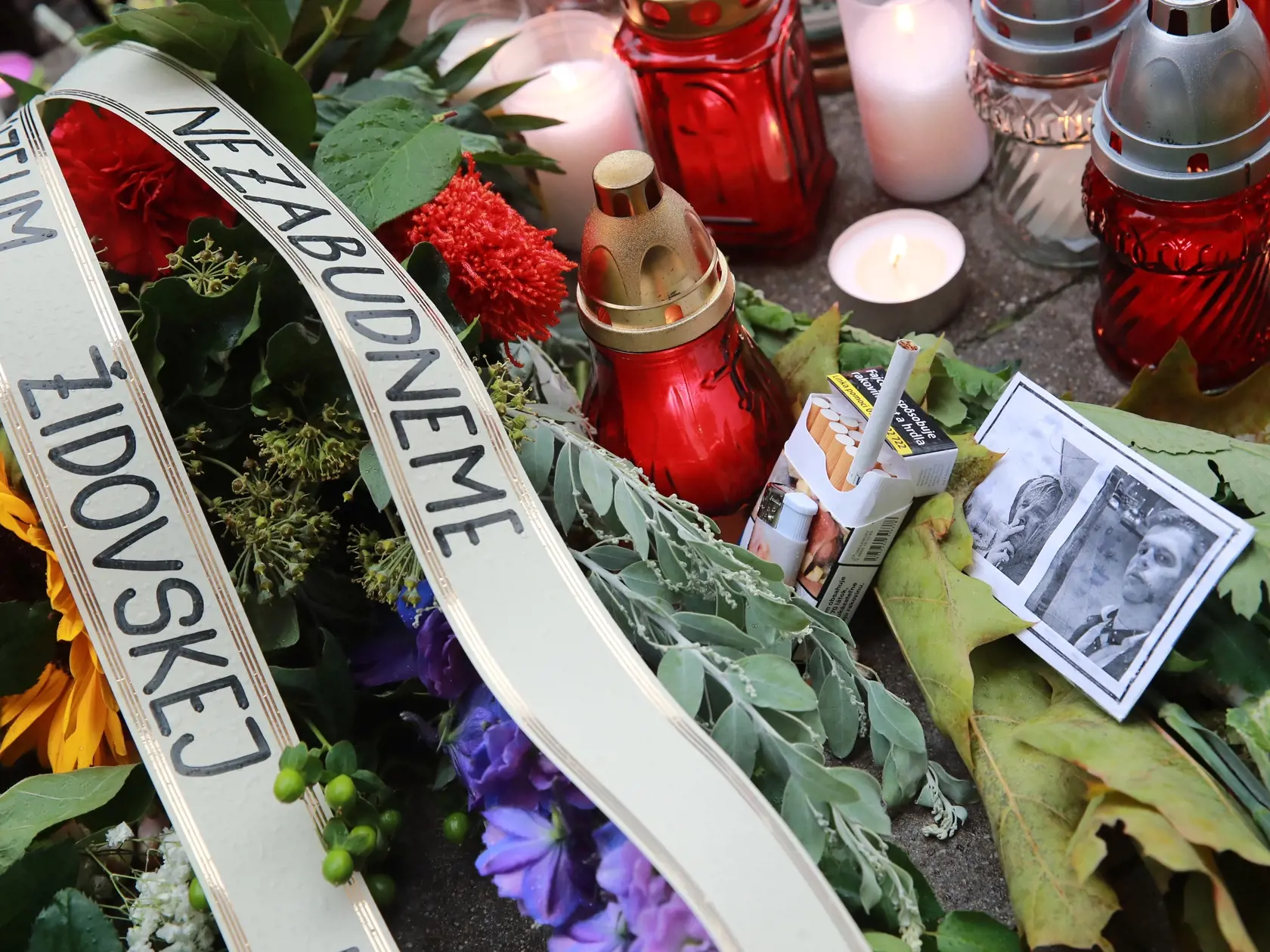 V Bratislave sa koná Pochod za odsúdenie nenávisti voči LGBT komunite. Udalosť sa začala na Zámockej ulici, teda na mieste, kde sa odohrala streľba proti dvom mladíkom, ktorí prišli o život.