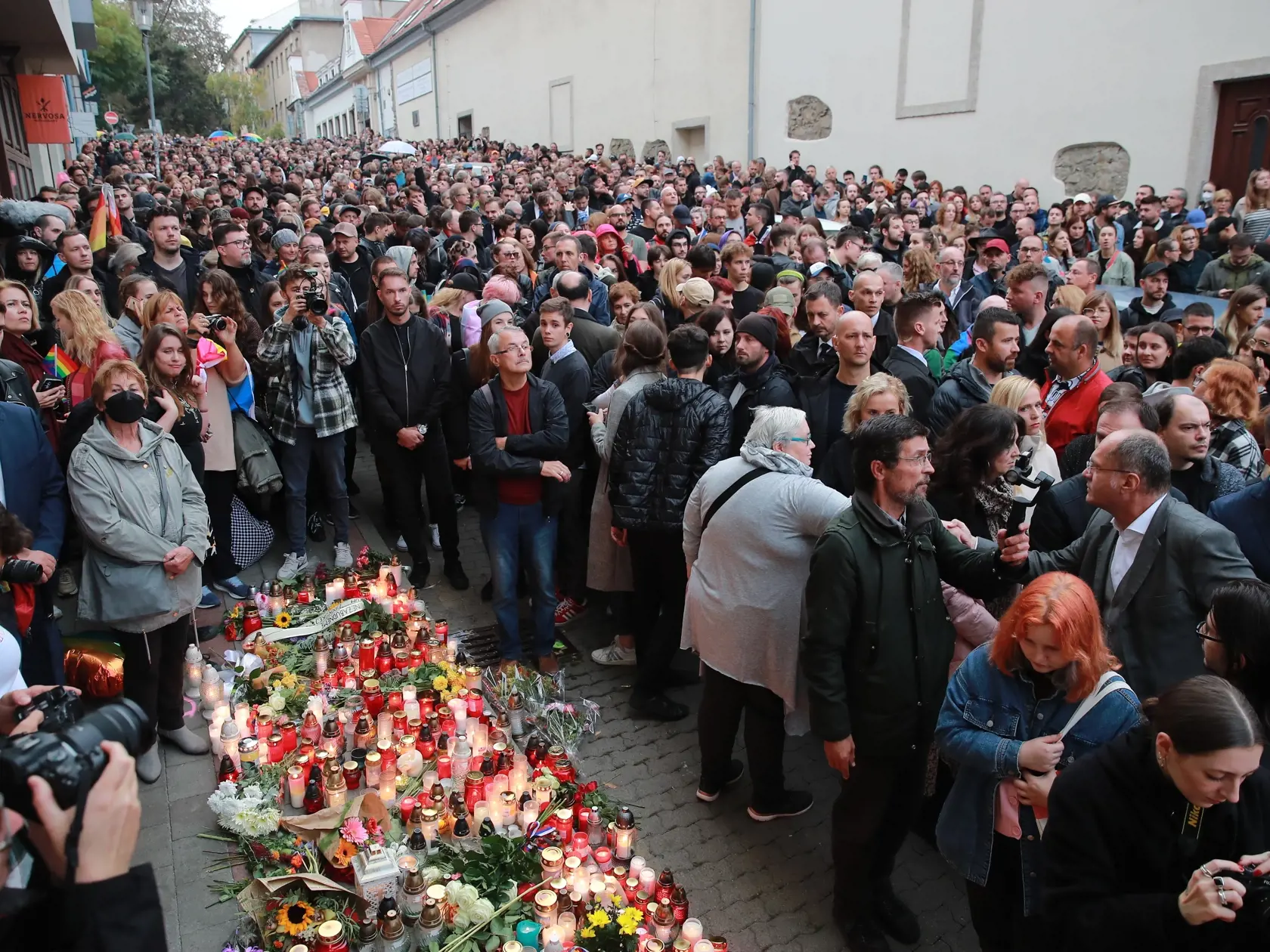 Tragédia predchádzajúcich dní otriasla Slovenskom. Výstrely v Bratislave na Zámockej ulici pripravili o život dvoch mladých ľudí. Všetci z tohto nepochopiteľného skutku ostali šokovaní a pobúrení.