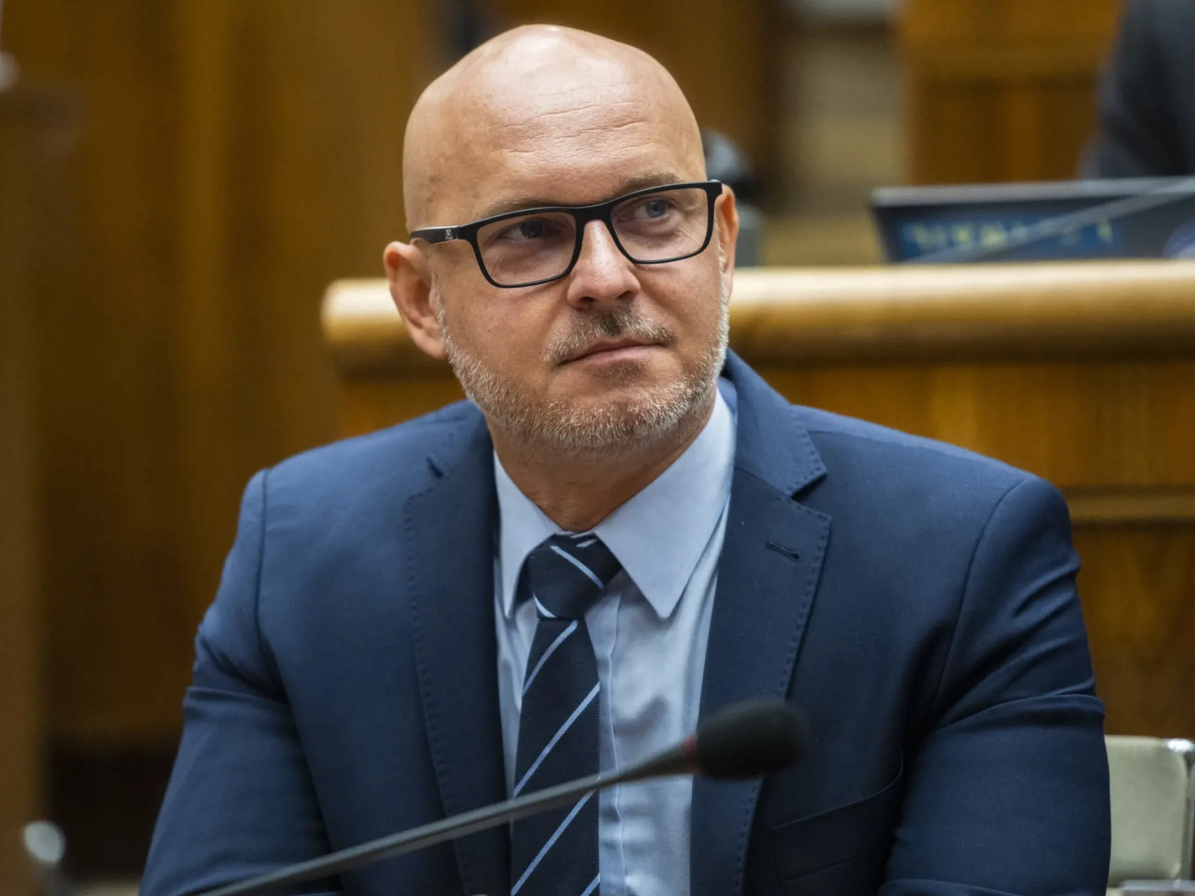 "Každý rodič dobre pozná platenie za učebnice a vie, že žiaci potrebujú moderné a aktuálne učebnice. Okrem financií na učebnice by rozpočet školstva potreboval financie na vybavenie škôl, rezervu na vyššie ceny energií a financie na viac asistentov. Nič z tohto v rozpočte nie je," uviedol exšéf rezortu školstva. Upozorňuje tiež, že je nutné zvýšiť príspevok na žiaka - takzvaný normatív, z ktorého by si školy mali zafinancovať nové vybavenie a renováciu priestorov.