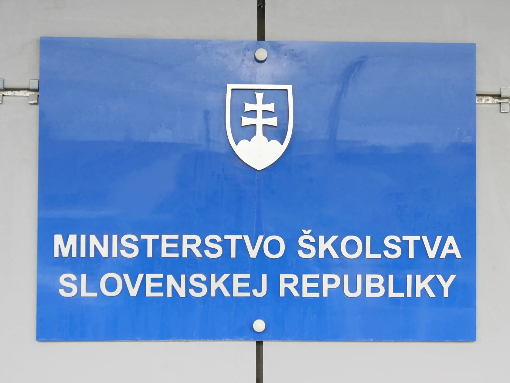 Školy, rodičia, a hlavne žiaci podľa Gröhlinga nutne potrebujú personálnu podporu v podobe asistentov. "Dlhodobo sme o tieto zdroje žiadali a mrzí ma, že ani po odchode SaS a nominovaní ministra školstva stranou OĽANO nevie vláda prekročiť svoj tieň a uvedomiť si, aké sú priority štátu. Tými by mali byť školstvo a zdravotníctvo," uzavrel.