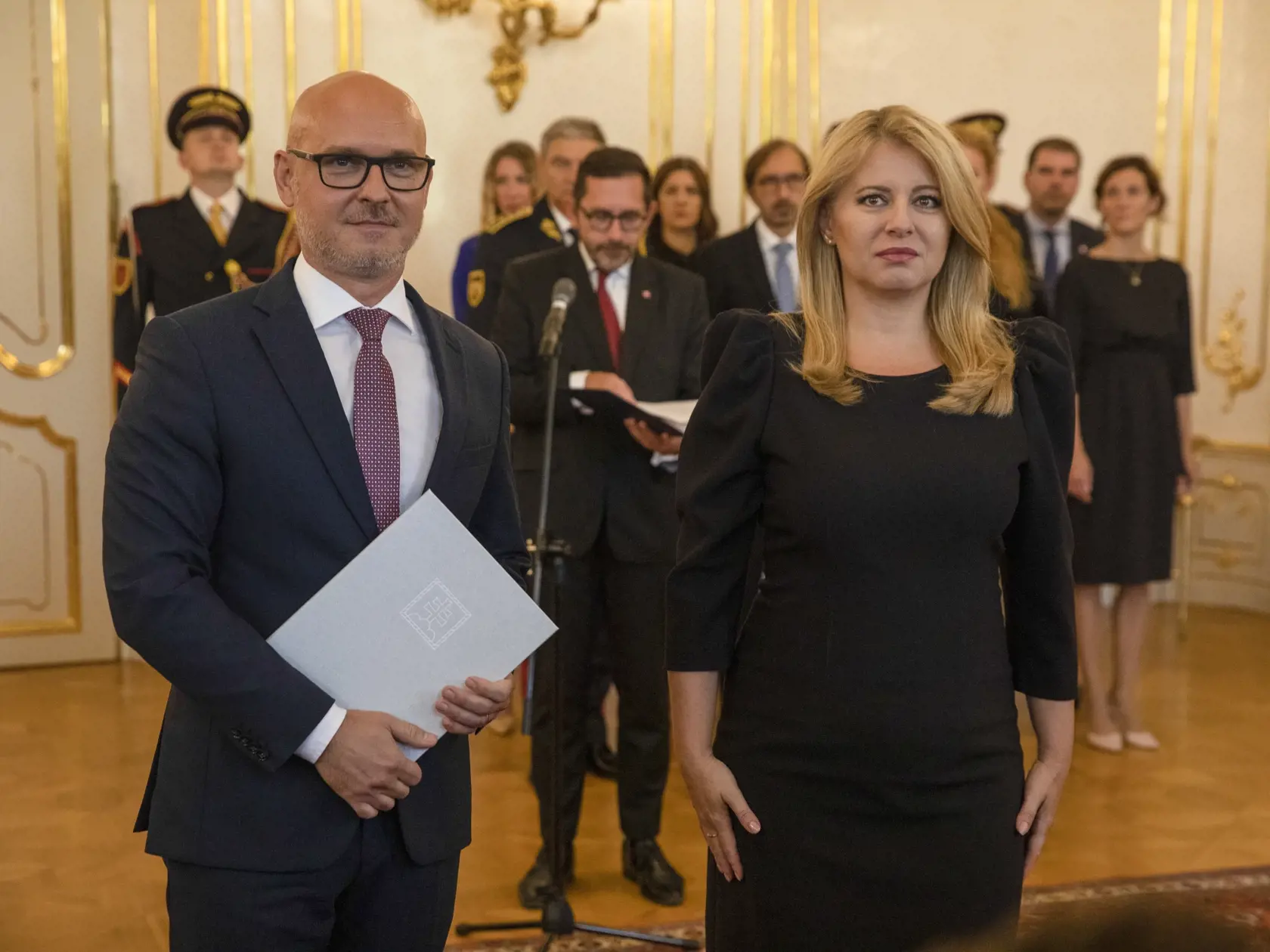 Na snímke je vymenovanie nových ministrov vlády SR prezidentkou SR Zuzanou Čaputovou.
Odvolaný minister školstva Branislav Gröhling a Zuzana Čaputová.