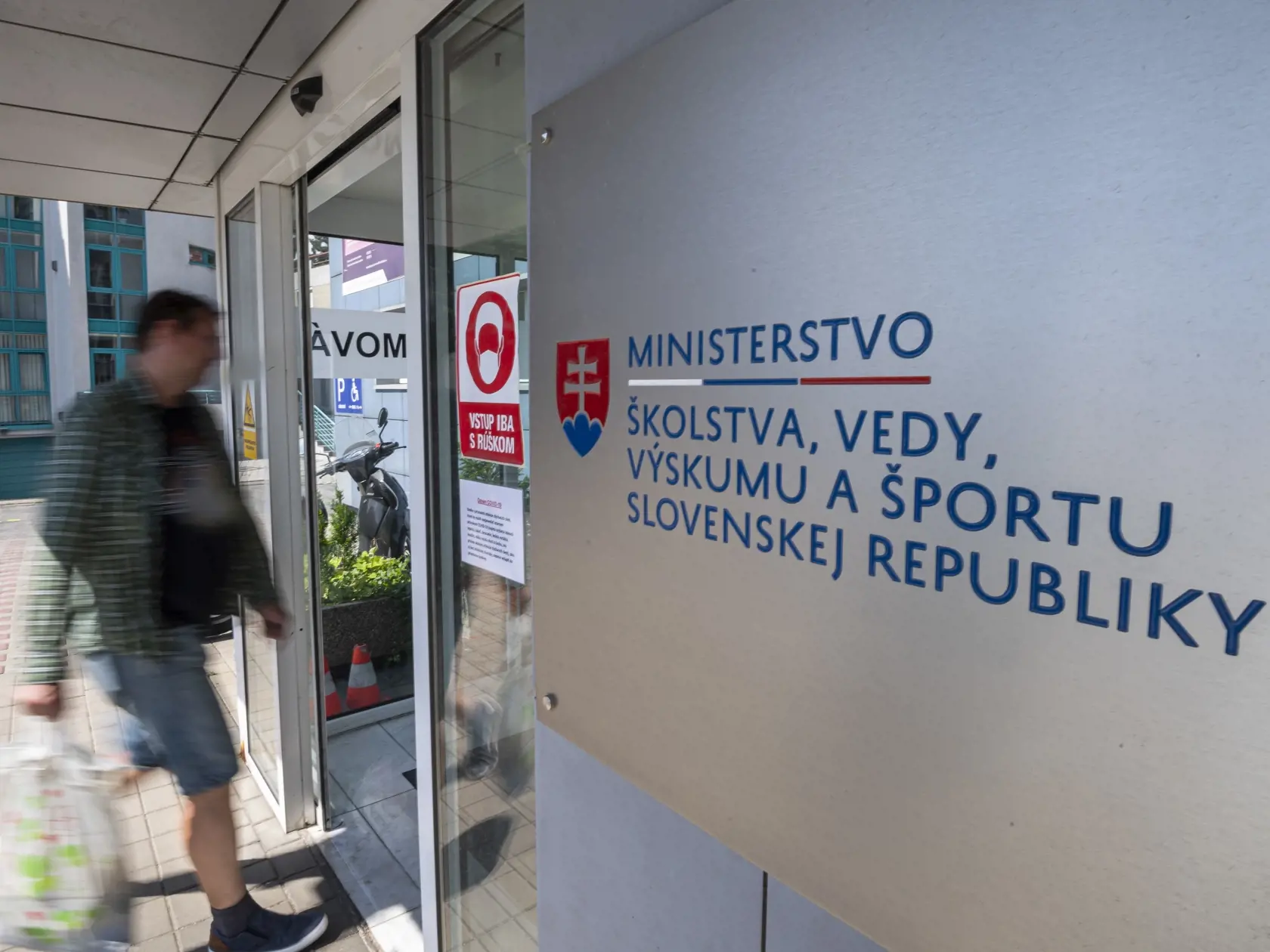 Štátny rozpočet okrem zvýšenia základných platov zamestnancov škôl neobsahuje žiadne financie na rozvoj školstva. Nepočíta s prostriedkami na nové učebnice, renováciu a vybavenie škôl, energie či asistentov. Uviedol to podpredseda SaS a bývalý minister školstva Branislav Gröhling.