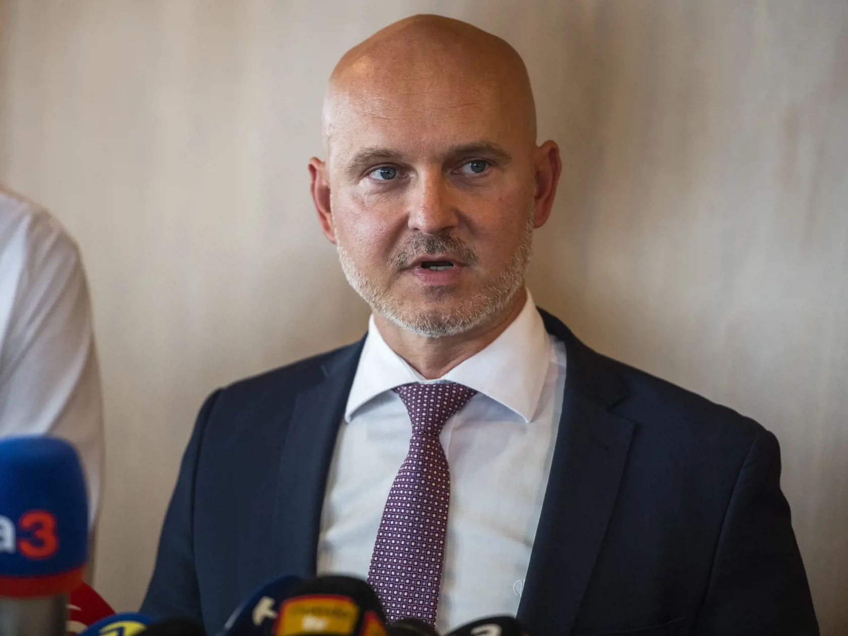 Branislav Gröhling (SaS) počas tlačovej konferencie po koaličných rokovaniach vo vládnom hoteli Bôrik v Bratislave 26. augusta 2022.