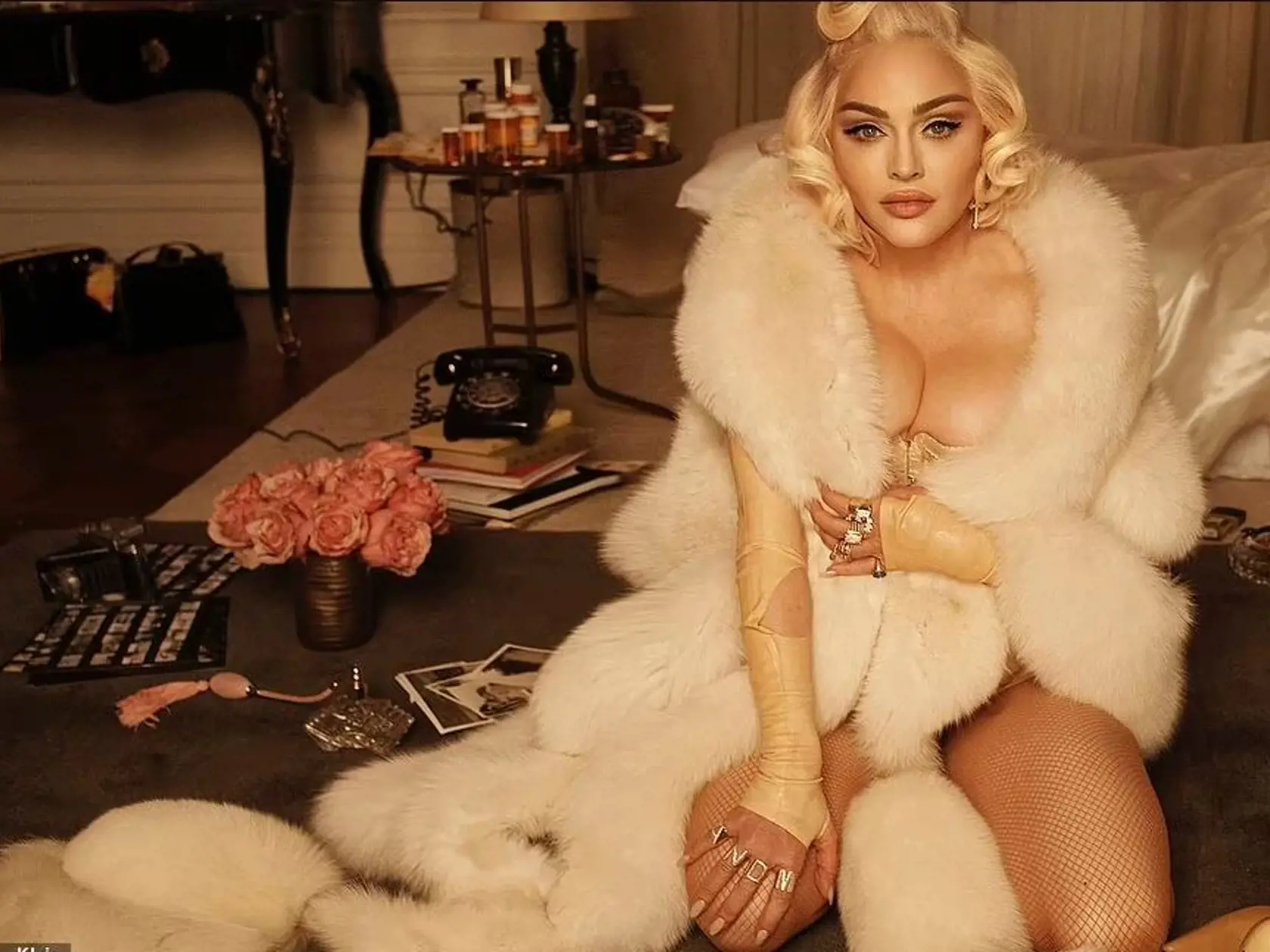 Madonna je na záberoch dokonalou kópiou Marilyn, ktorá umrela vo svojich 36 rokoch. Aby toho nebolo málo, v pozadí vidieť lieky ako odkaz na drogovú závislosť zosnulej herečky.