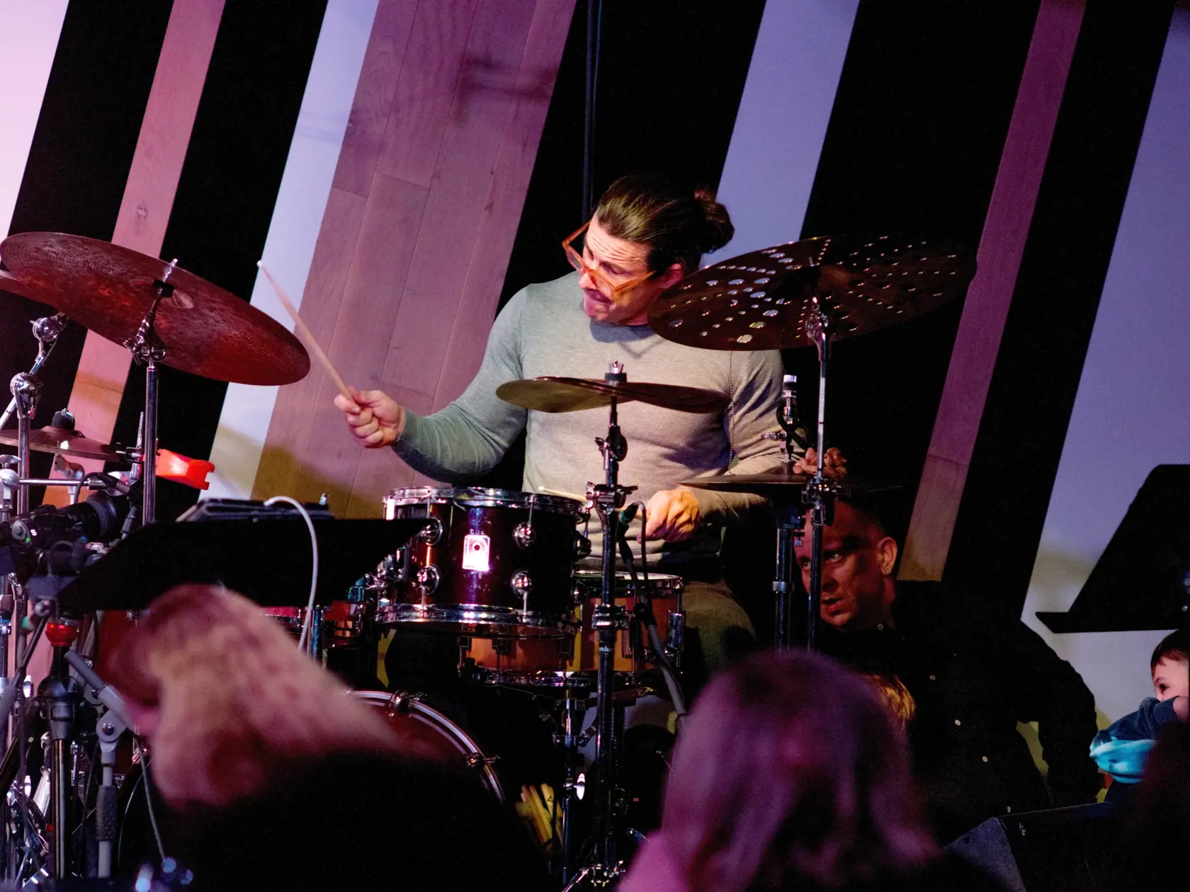 Dni slovenskej kultúry v Maďarsku, ktoré sa začali v septembri, vyvrcholili v pondelok večer 29. novembra 2021 v budapeštianskom Opus Jazz Clube vystúpením tria slovenského bubeníka Martina Valihoru, beninského skladateľa a gitaristu Lionela Louekeho a talianskeho basgitaristu Daniela Camardu. Na snímke slovenský bubeník Martin Valihora na záverečnom koncerte podujatia Dni slovenskej kultúry v Maďarsku v budapeštianskom Opus Jazz Clube v pondelok 29. novembra 2021. FOTO TASR - Ladislav Vallach