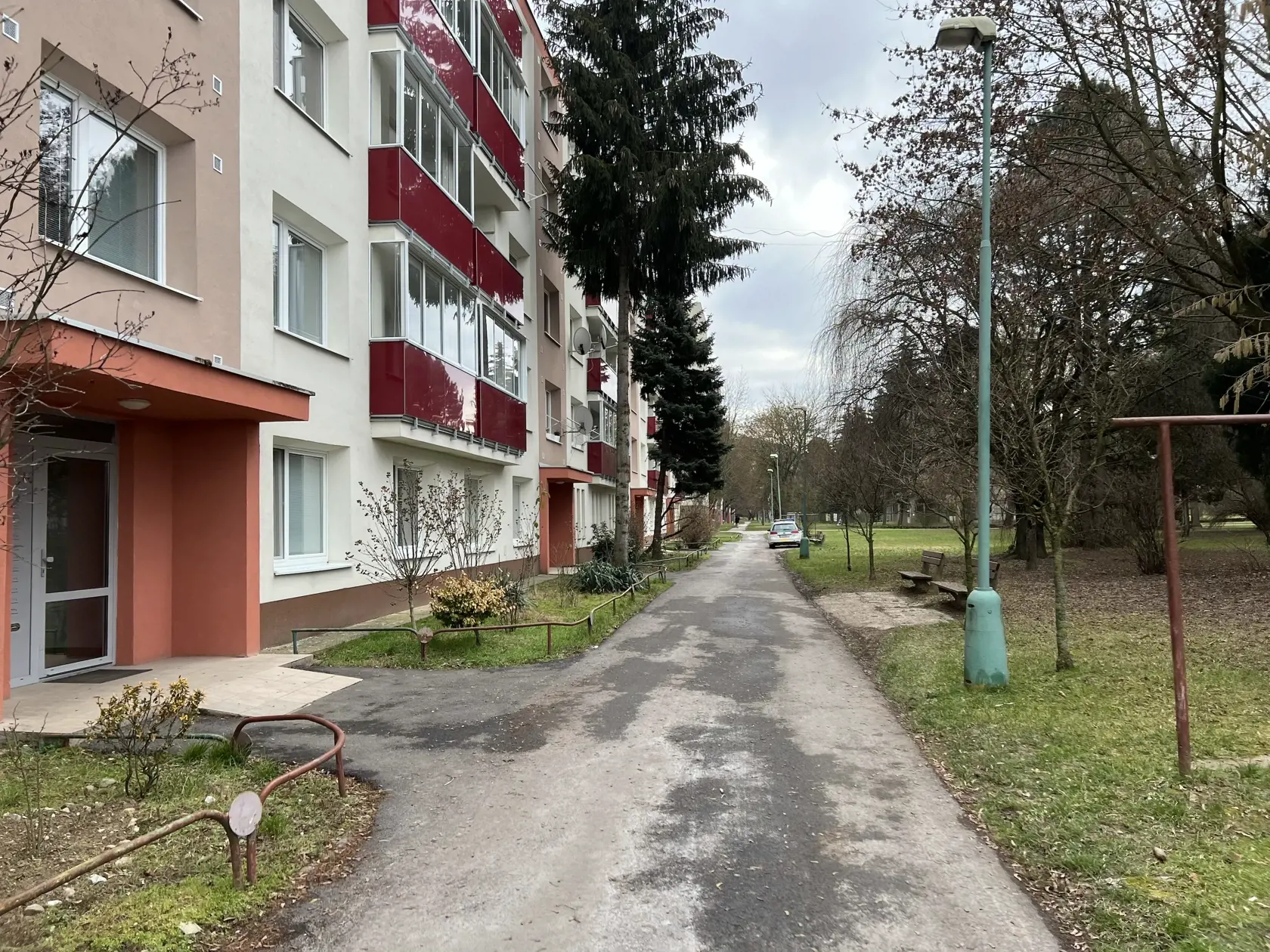 K tragédii došlo v tomto bytovom dome na 1. poschodí.