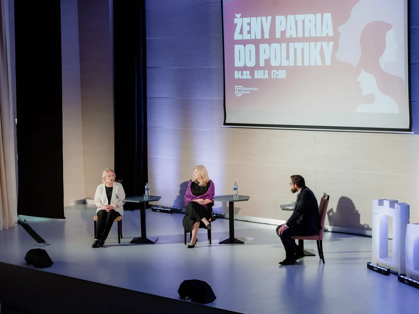 Tentokrát si to Zuzana Čaputová namierila na Univerzitu sv. Cyrila a Metoda v Trnave, kde sa spolu s Magdou Vášáryovou zúčastnila diskusie na tému "Ženy patria do politiky". Diskusiu zorganizovala Študentská rada UCM, moderoval ju politológ Jozef Lenč.