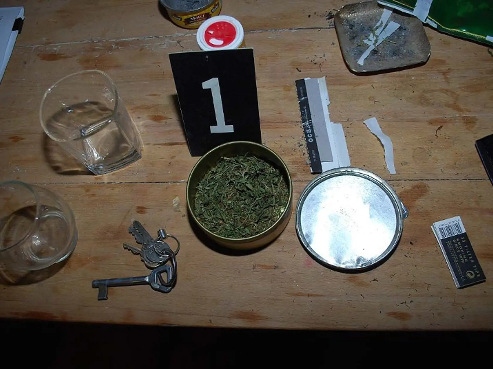 Policajti našli pri domovej prehliadke nádoby s marihuanou.
