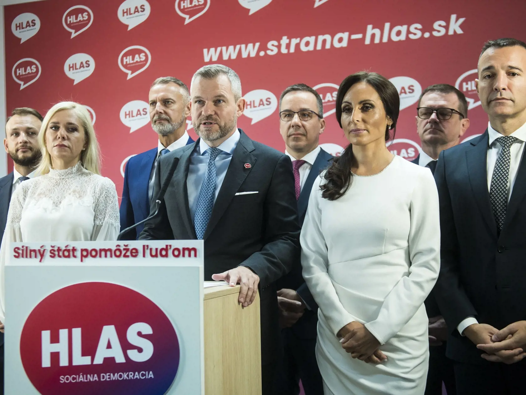 Hlas-SD predstavil svoje nominácie na ministrov v novej vláde v Bratislave v utorok 17. októbra 2023. Na snímke nominanti strany Hlas-SD na ministrov zľava Matúš Šutaj Eštok (ministrerstvo vnútra), Denisa Saková (ministerstvo hospodárstva) Richard Raši (ministerstvo investícií a informatizácie), predseda strany Hlas-SD Peter Pellegrini, Erik Tomáš (ministerstvo práce), Zuzana Dolinková (ministerstvo zdravotníctva), Peter Kmec (vicepremiér pre plán obnovy) a Tomáš Drucker (ministerstvo školstva)