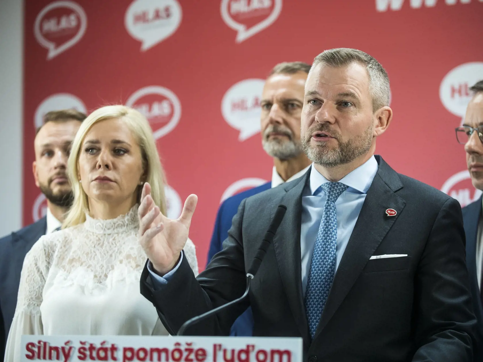 Hlas-SD predstavil svoje nominácie na ministrov v novej vláde. Na snímke nominanti strany Hlas-SD na ministrov zľava Matúš Šutaj Eštok (ministrerstvo vnútra), Denisa Saková (ministerstvo hospodárstva) Richard Raši (ministerstvo investícií a informatizácie), predseda strany Hlas-SD Peter Pellegrini a Erik Tomáš (ministerstvo práce) stoja počas tlačovej konferencie v Bratislave v utorok 17. októbra 2023. Strana Hlas-SD získala v novej vláde sedem kresiel. Zvyšnými nominantmi strany Hlas-SD sú Zuz