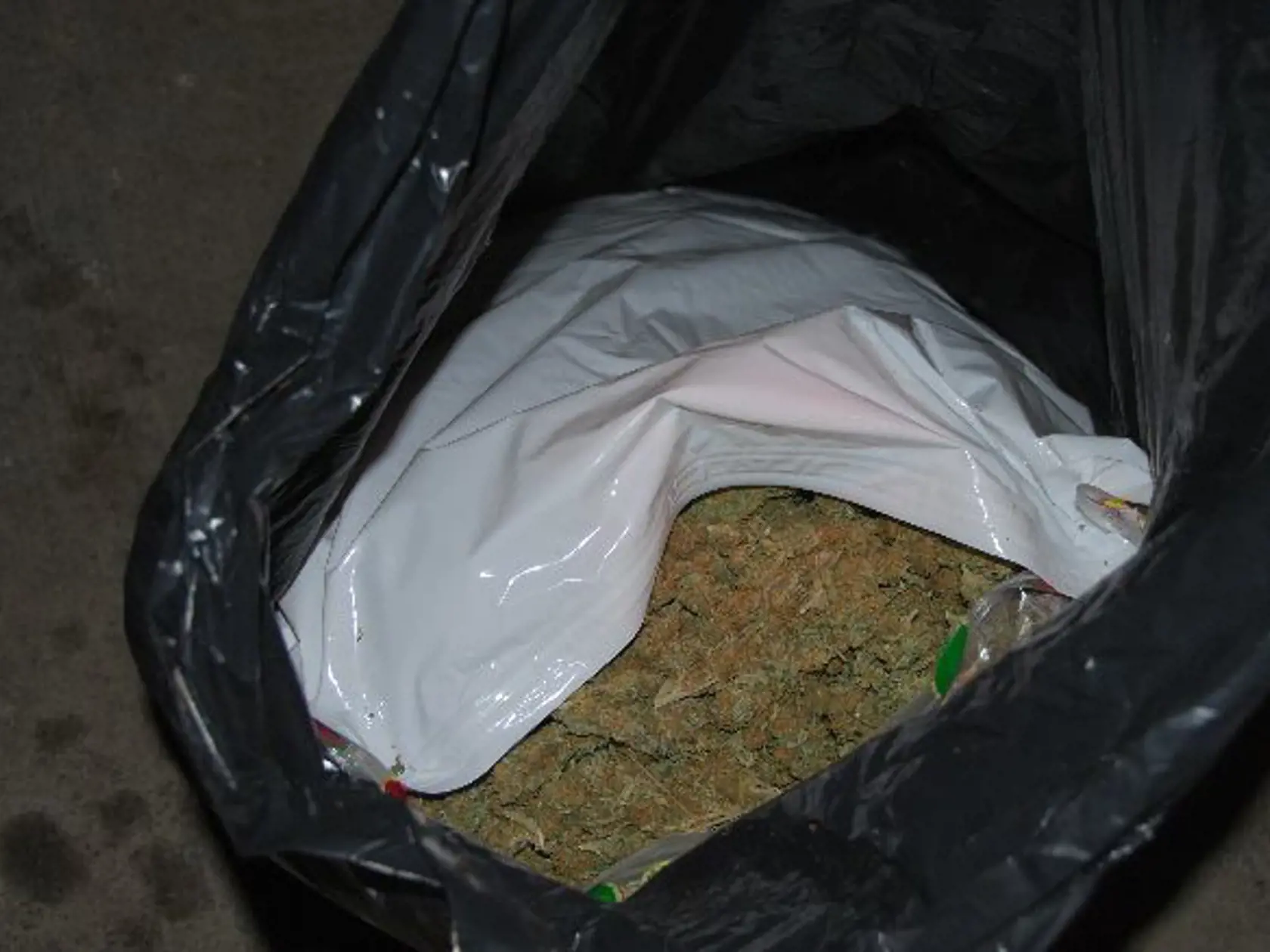 Na hraničnom priechode Brodské zadržala polícia 26-ročného Vietnamca, ktorý sa ako spolujazdec v taxíku pokúšal z Českej republiky na Slovensko prepašovať približne 20 kg konope. Počas kontroly pes označil priestor zadných sedadiel vozidla, na ktorých sa nachádzali dva cestovné kufre. V nich bola marihuana. Expertíza potvrdila, že z rastliny by bolo možné vyrobiť minimálne 40-tisíc jednorazových dávok drogy. Bratislava, 28. november 2012. Foto: SITA/KR PZ Trnava