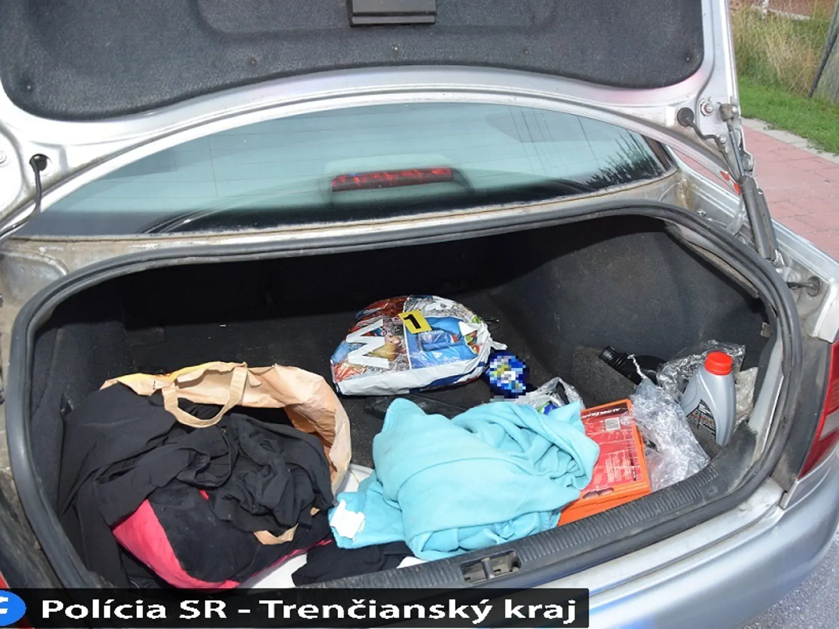Policajti z Nového Mesta nad Váhom zadržali 29-ročného muža českej národnosti, ktorý mal v osobnom motorovom vozidle zelenú sušenú rastlinu zabalenú v igelitovej taške. Informovala o tom trenčianska krajská policajná hovorkyňa Katarína Kuzmová. „Na základe predbežného vyjadrenia kriminalisticko-expertízneho ústavu bolo zistené, že predmetný materiál vykazoval znaky typické pre rastlinu rodu Cannabis. Z predloženého množstva by bolo možné pripraviť minimálne 1647 bežných jednotlivých dávok drogy,