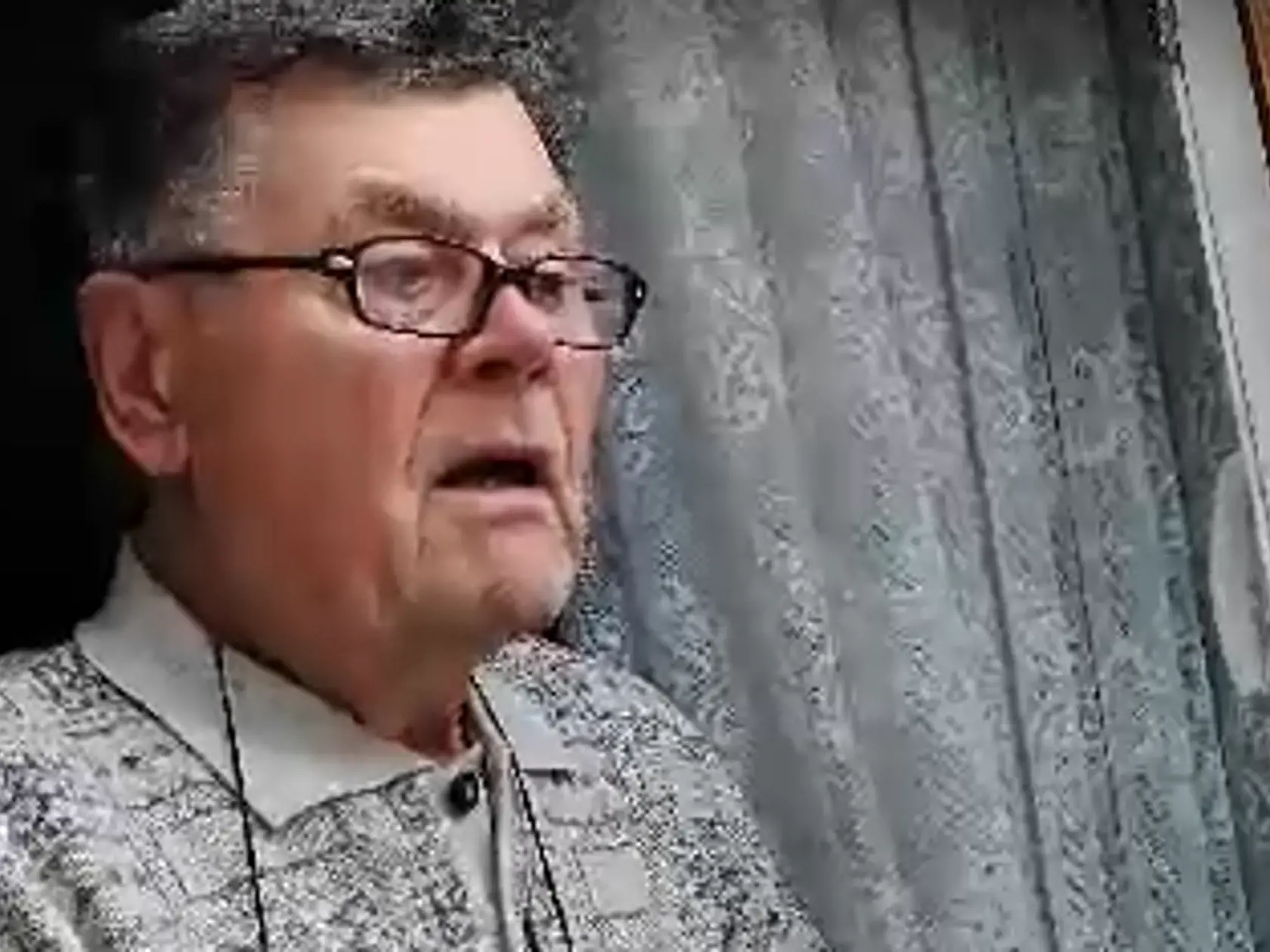 Sused si všimol množstvo policajtov na ulici pred treťou hodinou ráno.