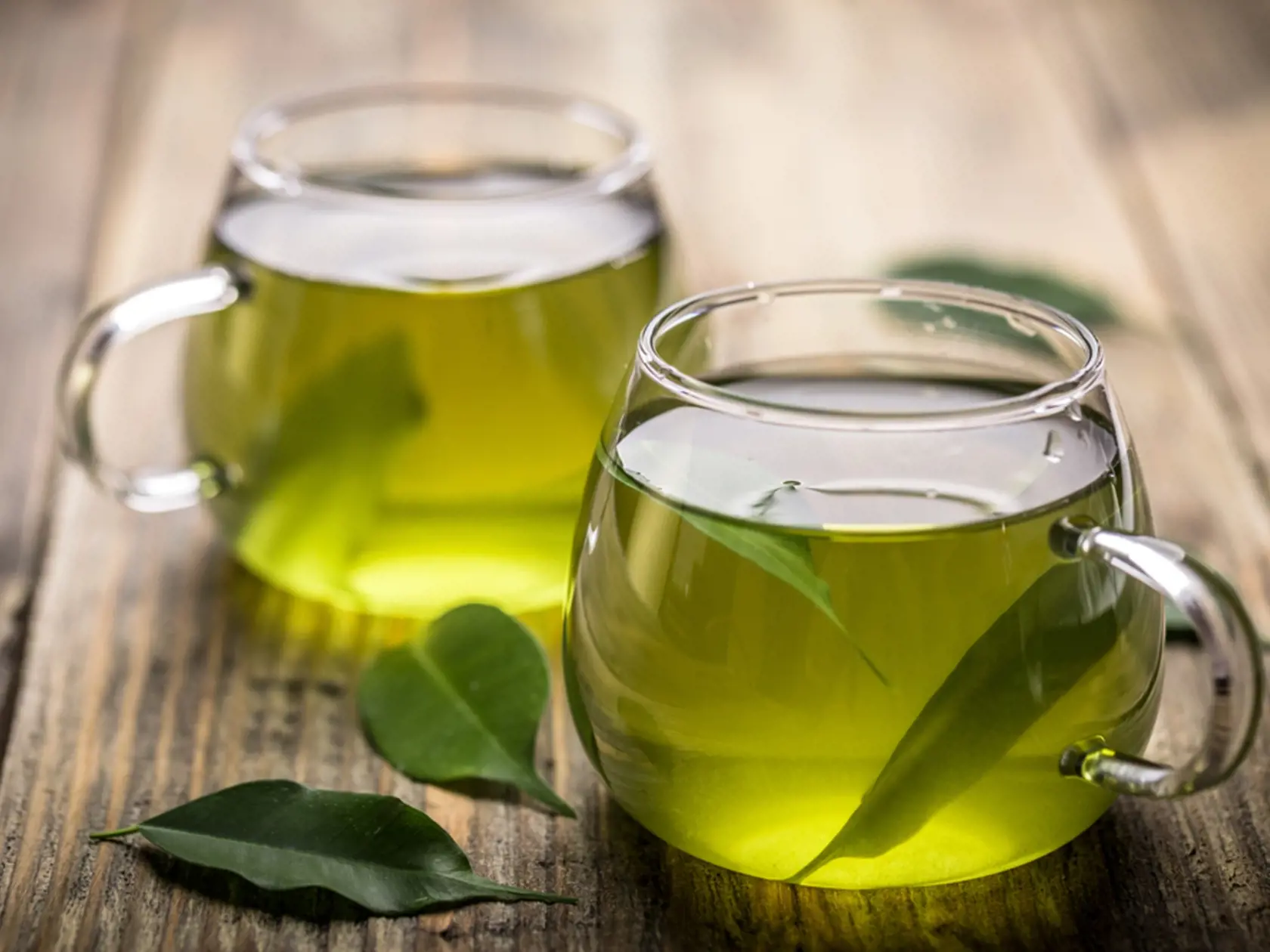 5. Zelený čaj a čaj oolong: Japonský alebo čínsky zelený čaj, ako aj polofermentovaný čaj oolong z Taiwanu brzdia vstrebávanie tukov z potravy. Zodpovedné za to sú najmä saponíny a triesloviny. Vypite denne tri až štyri šálky, ale pozor, nie večer.