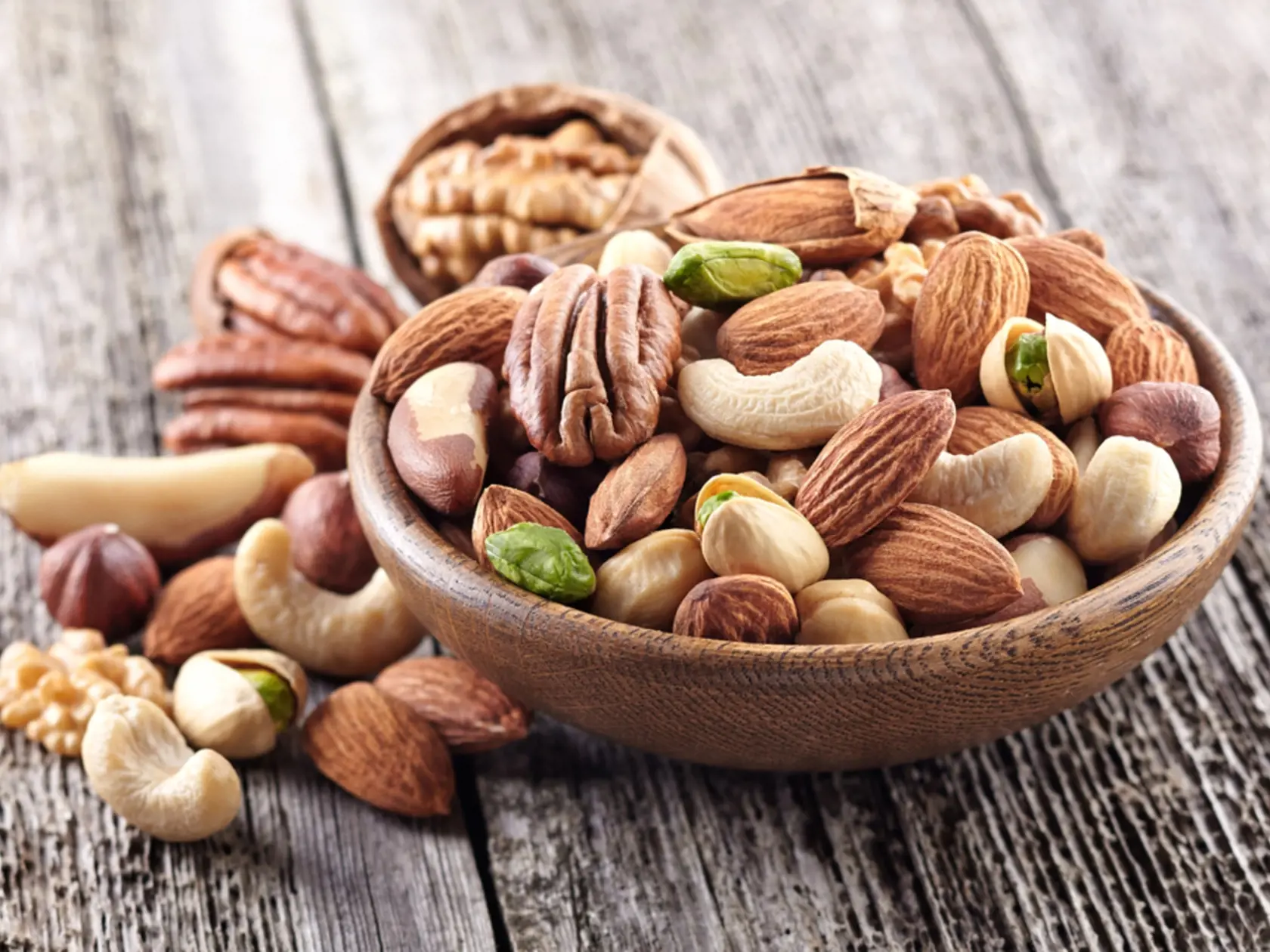 7. Orechy: Hrsť vlašských orechov, lieskovcov či mandlí denne stačí na to, aby sa znížila hodnota celkového a zlého cholesterolu. Samozrejme, hovoríme o nesolených. Sú v nich zastúpené  nenasýtené mastné kyseliny,  ktoré priaznivo ovplyvňujú tukový metabolizmus. Oleje z týchto orechov môžu pokojne konkurovať olivovému. Ale orechy majú z tohto pohľadu aj iné cenné látky  - minerály, vitamíny B a E a fytosteroly.