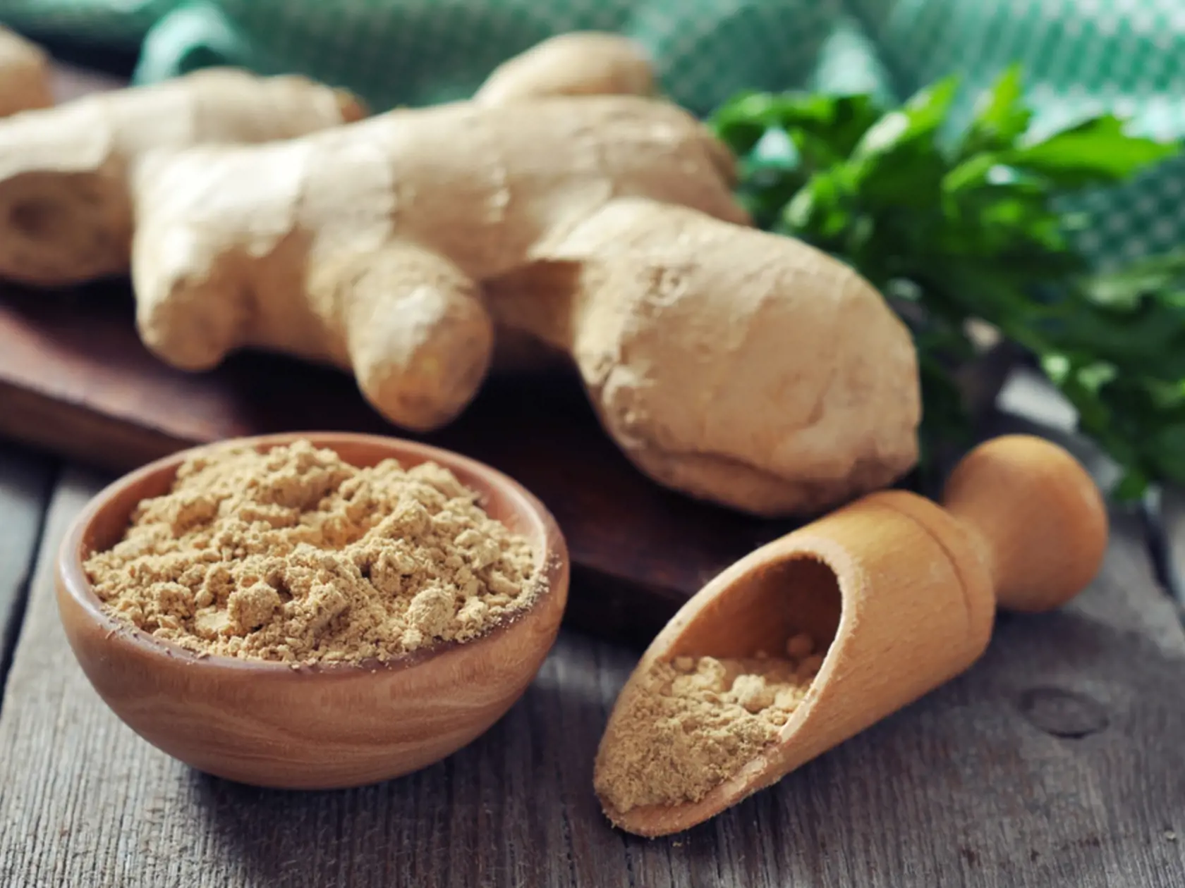 9.  Zázvor: Obsahuje okrem iného antioxidant gingerol, ktorý sa stará o premenu cholesterolu na žlčové kyseliny. Stačia vám 2 gramy  zázvoru denne, napríklad v pokrme z čínskej kuchyne. Môžete ho piť aj v čaji, alebo si z neho spraviť polievku.