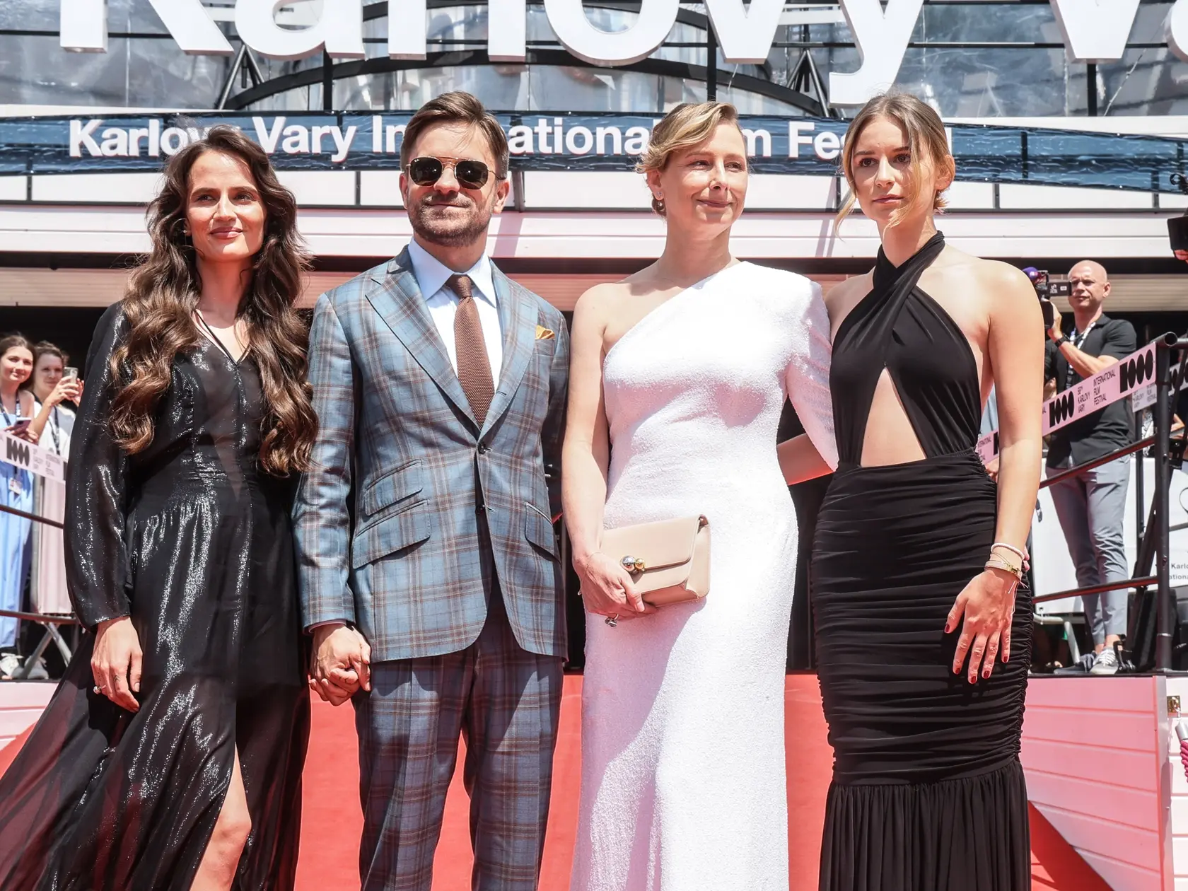 Film Vlna tvorcovia prvýkrát predstavili na festivale v Karlovych Varoch. Režisérom je Jiří Mádl.
