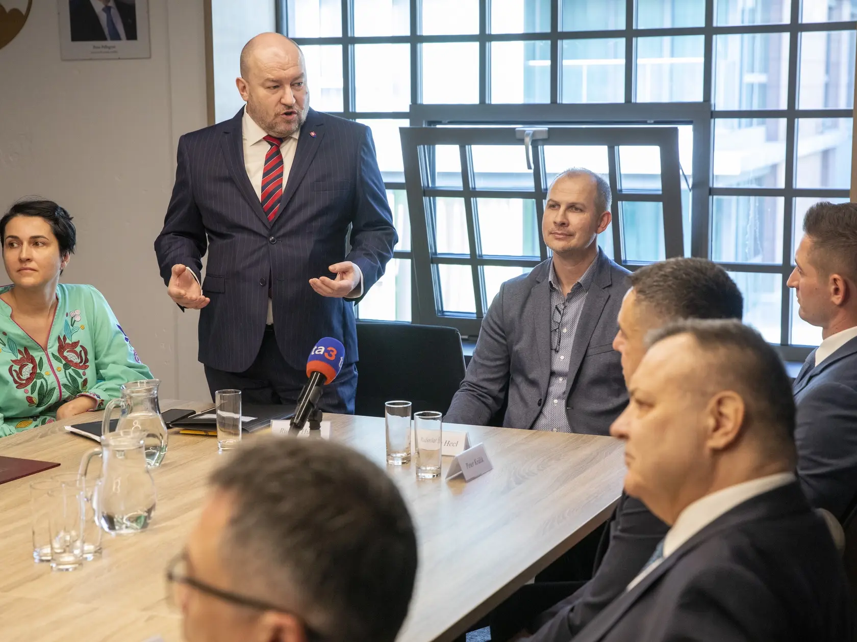 Na snimke je prvé zasadnutie Rady pre šport ministra Cestovného ruchu a športu Rudolfa Huliaka.
Minister Rudolf Huliak predstavuje Radu ministra pre šport.