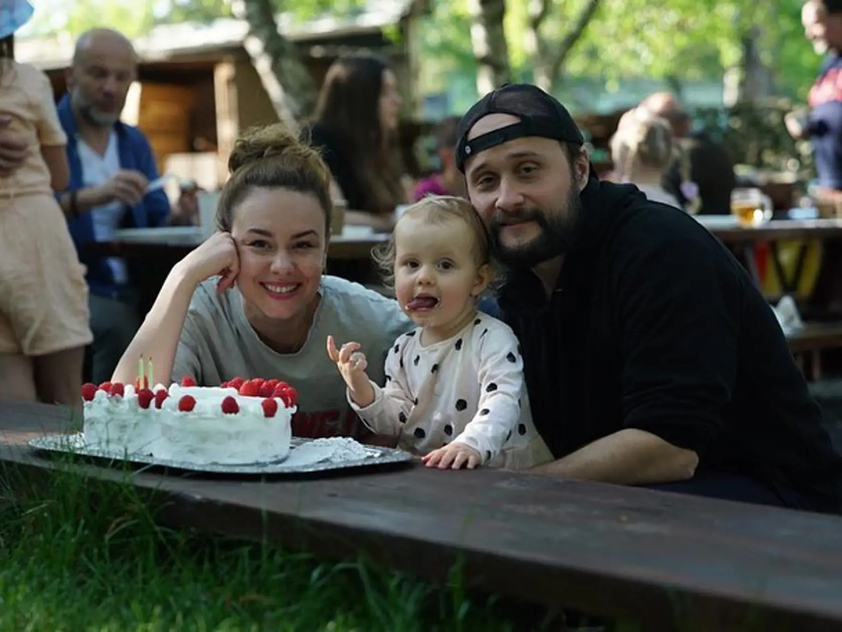 Dominika Kavaschová s Danielom Fischerom oslavujú dva roky svojej dcérky Maii
