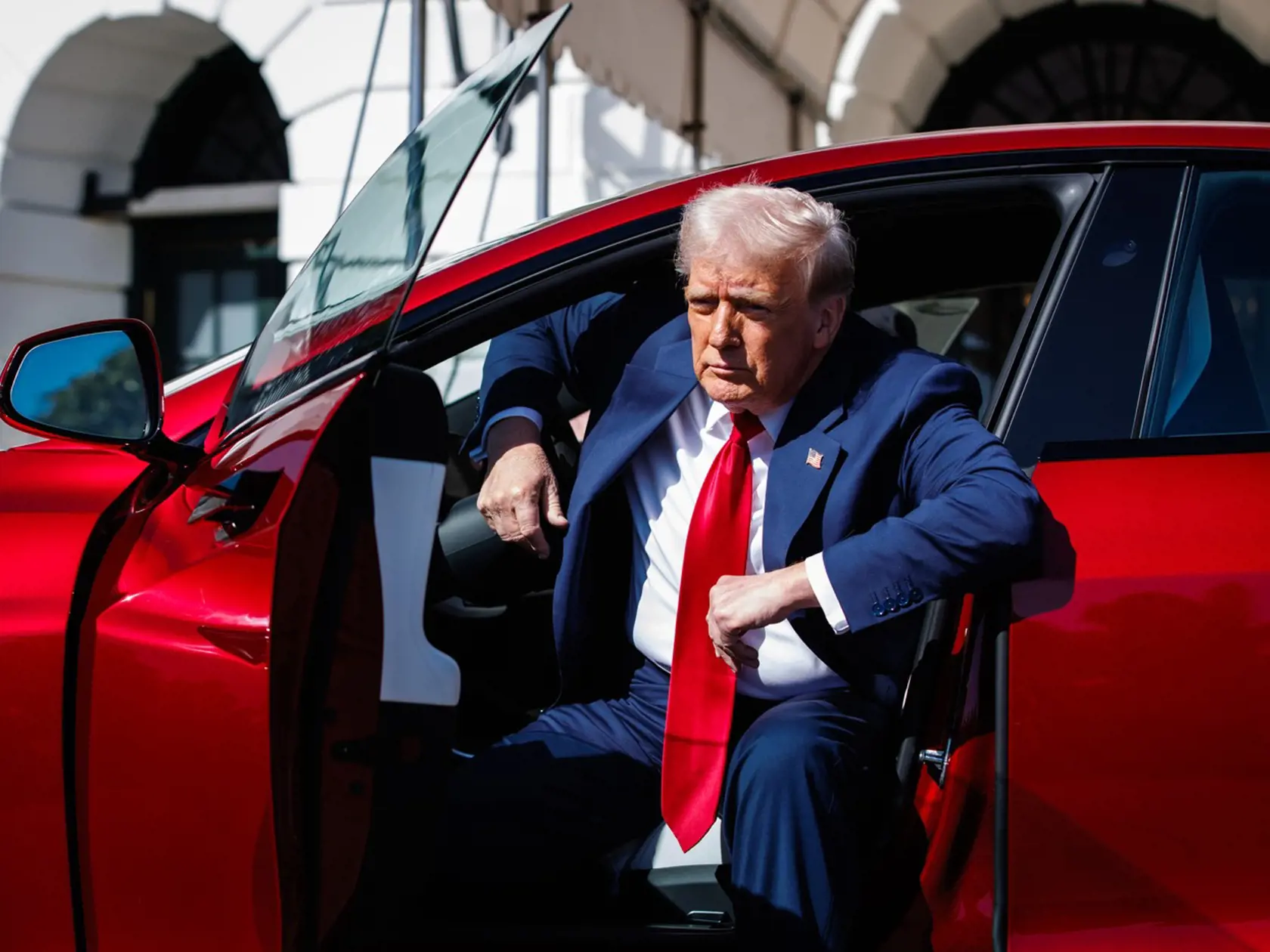 Donald Trump si kúpil novú Teslu, aby podporil Elona Muska.