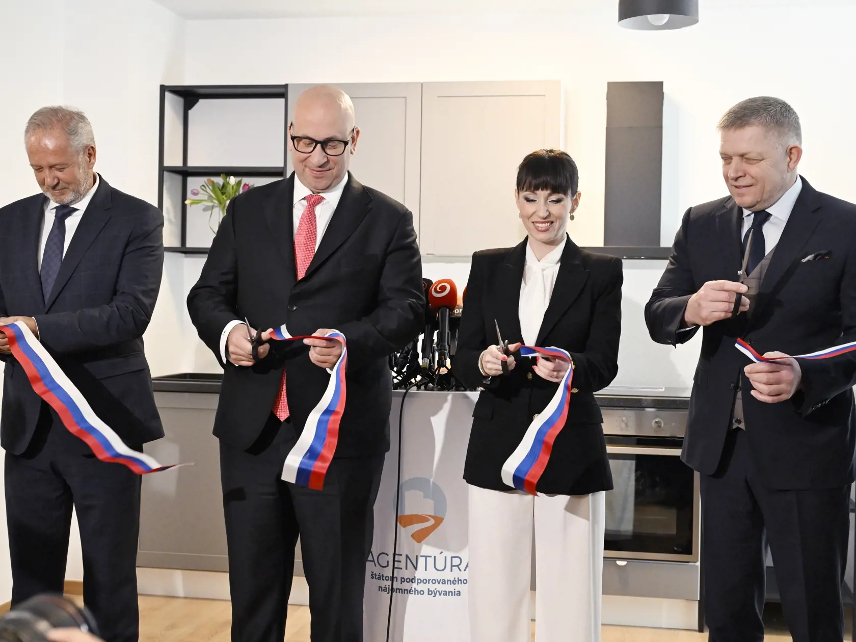 Na snímke sprava predseda vlády SR Robert Fico (SMER-SD), riaditeľka Agentúry štátnom podporovaného nájomného bývania Eva Lisová, minister dopravy SR Jozef Ráž (nominant SMER-SD) a predseda predstavenstva a generálny riaditeľ Kooperativa Vladimír Bakeš pri strihaní pásky počas tlačovej konferencie k odovzdávaniu prvých bytov do systému štátom podporovaného nájomného bývania v Ovocných sadoch na Ivanskej ceste v utorok 11. marca 2025 v Bratislave.