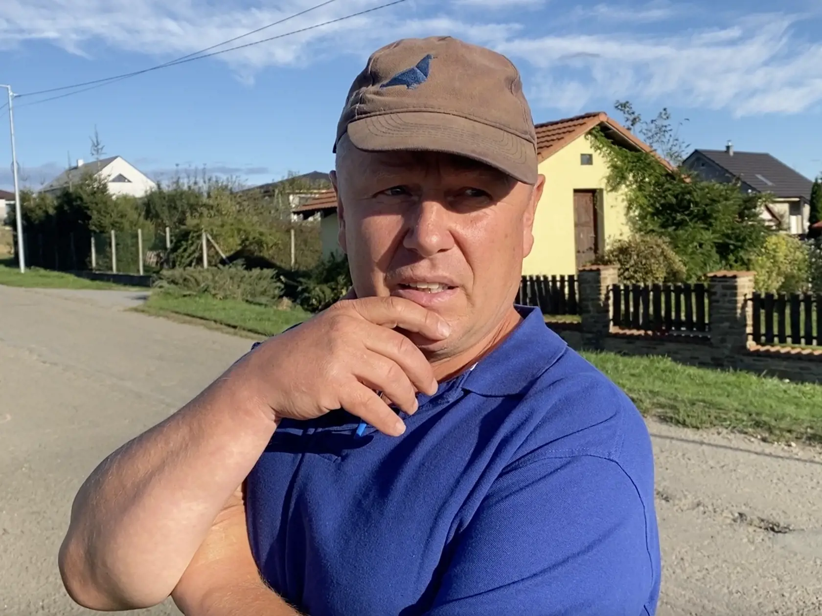 Martin Trišč z obce Svinia býva oproti pozemku, kde vyvážali stavebný odpad z búracích prác v prešovskej nemocnici. Zostal prekvapený keď zbadal nákladné autá privážajúce suť.