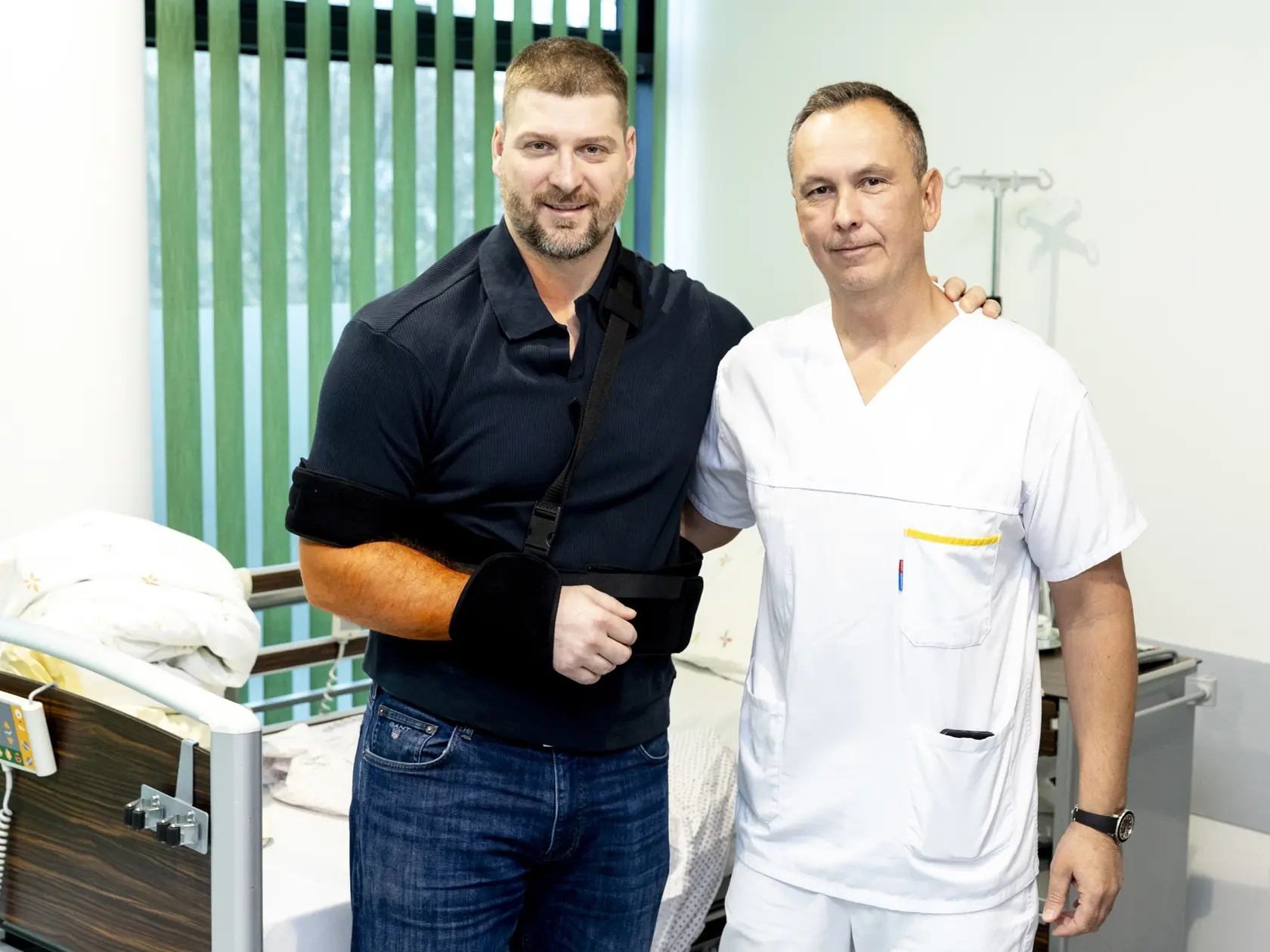 Kapitán hokejového Slovana Michal Sersen s doktorom Jánom Grauzelom na klinike Medissimo.