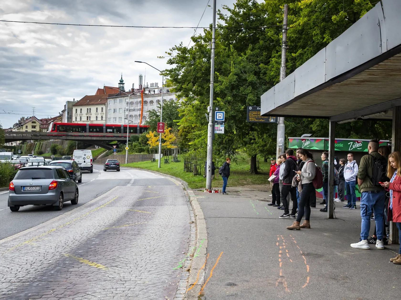 Na snímke je miesto nehody na bratislavskej autobusovej zastávke Zochova, na ktorej došlo v noci 2.10.2022 k tragickej dopravnej nehode. 