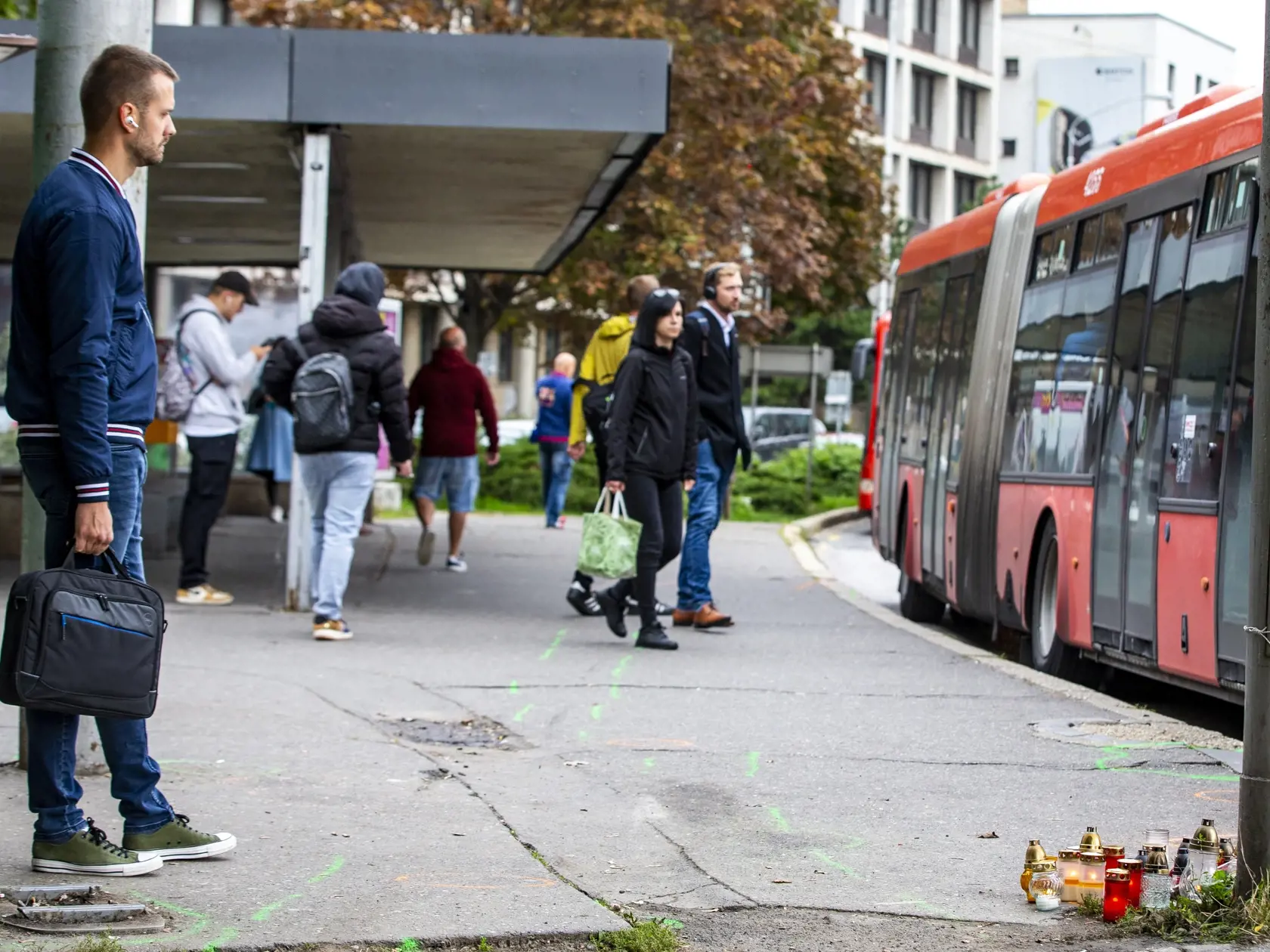 Na snímke je miesto nehody na bratislavskej autobusovej zastávke Zochova, na ktorej došlo v noci 2.10.2022 k tragickej dopravnej nehode. 