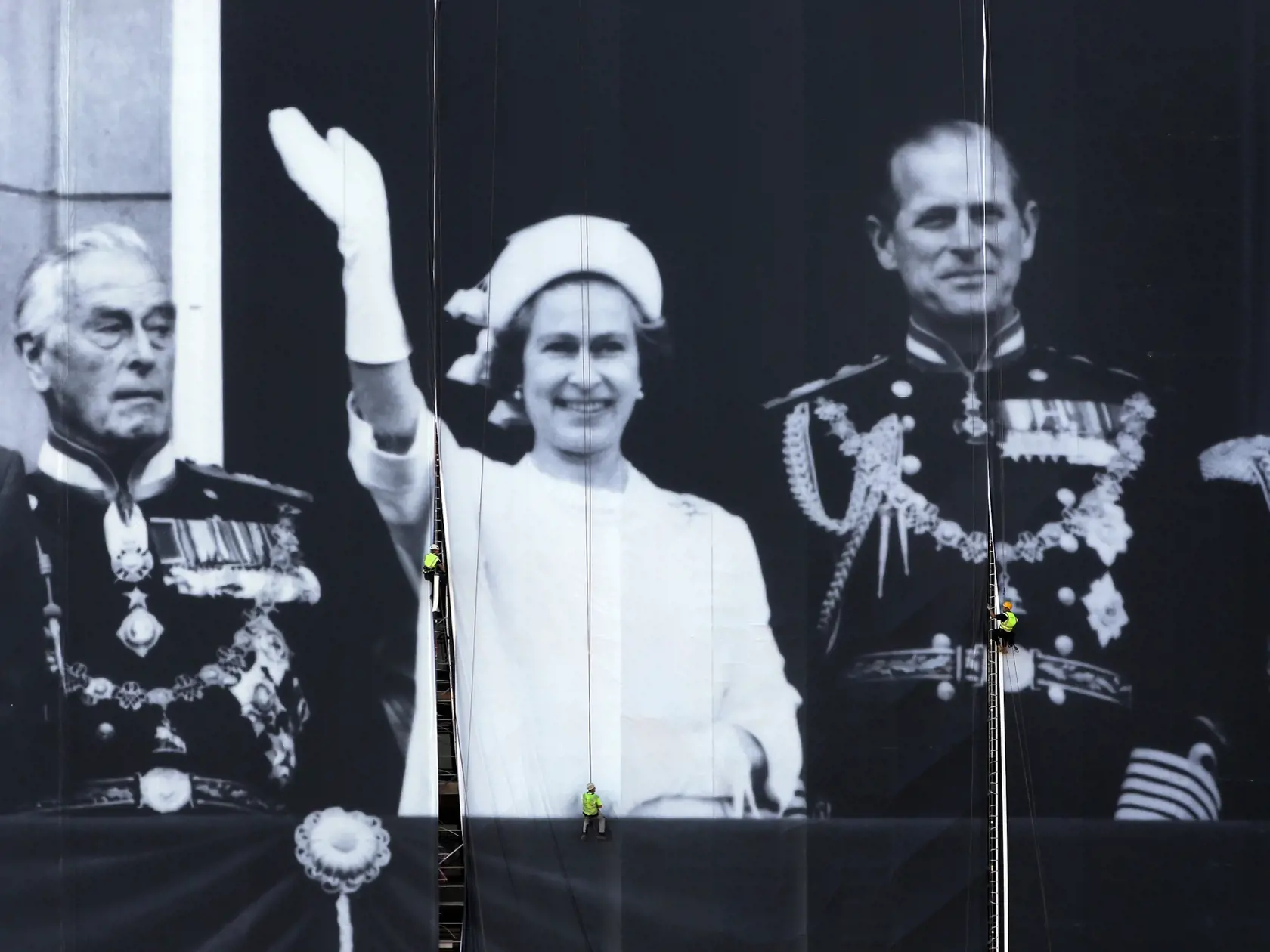 Mountbatten bol veľkým obľúbencom kráľovnej. Jej manžel princ Philip ho pokladal ako za svojho otca.
