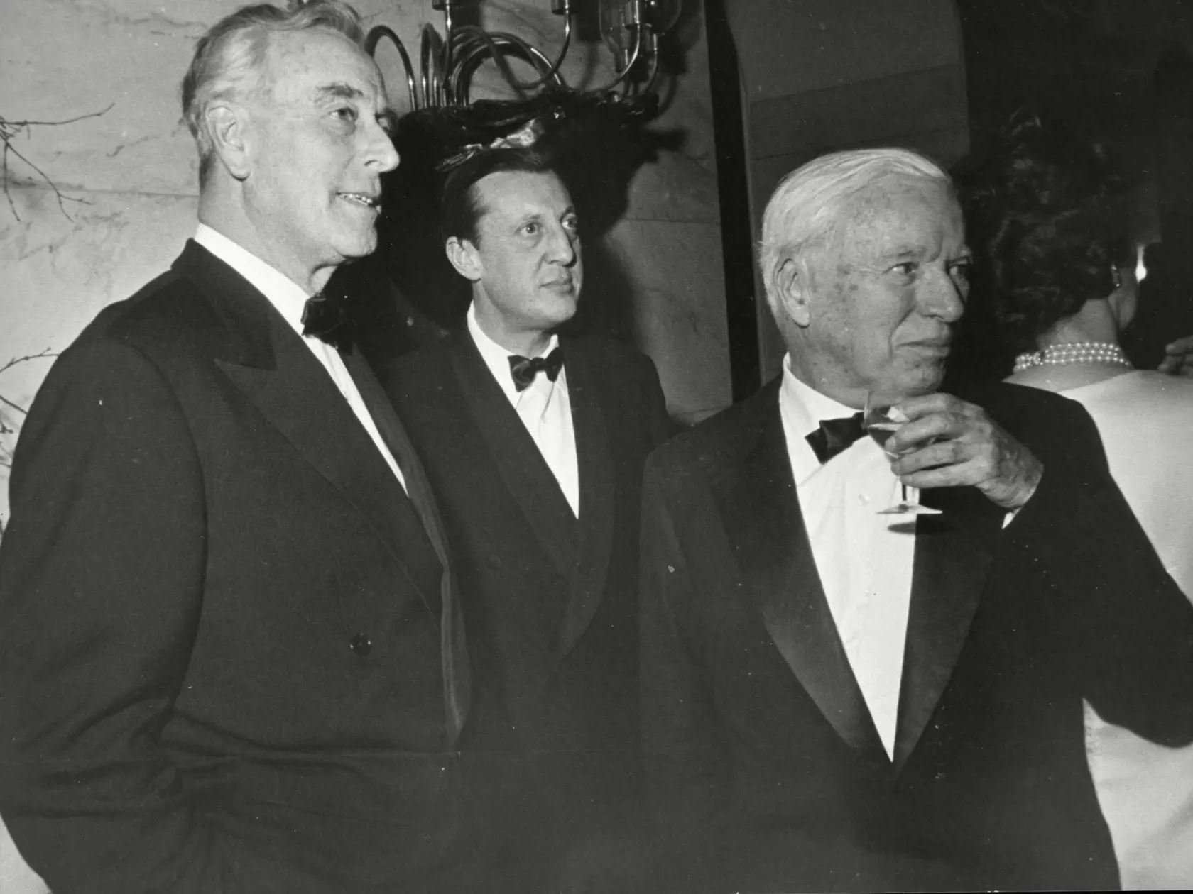 Fotografia Deža Hoffmana: Strýko britského princa Philipa Lord Mountbatten, vľavo, s Charlie Chaplinom v roku 1970.