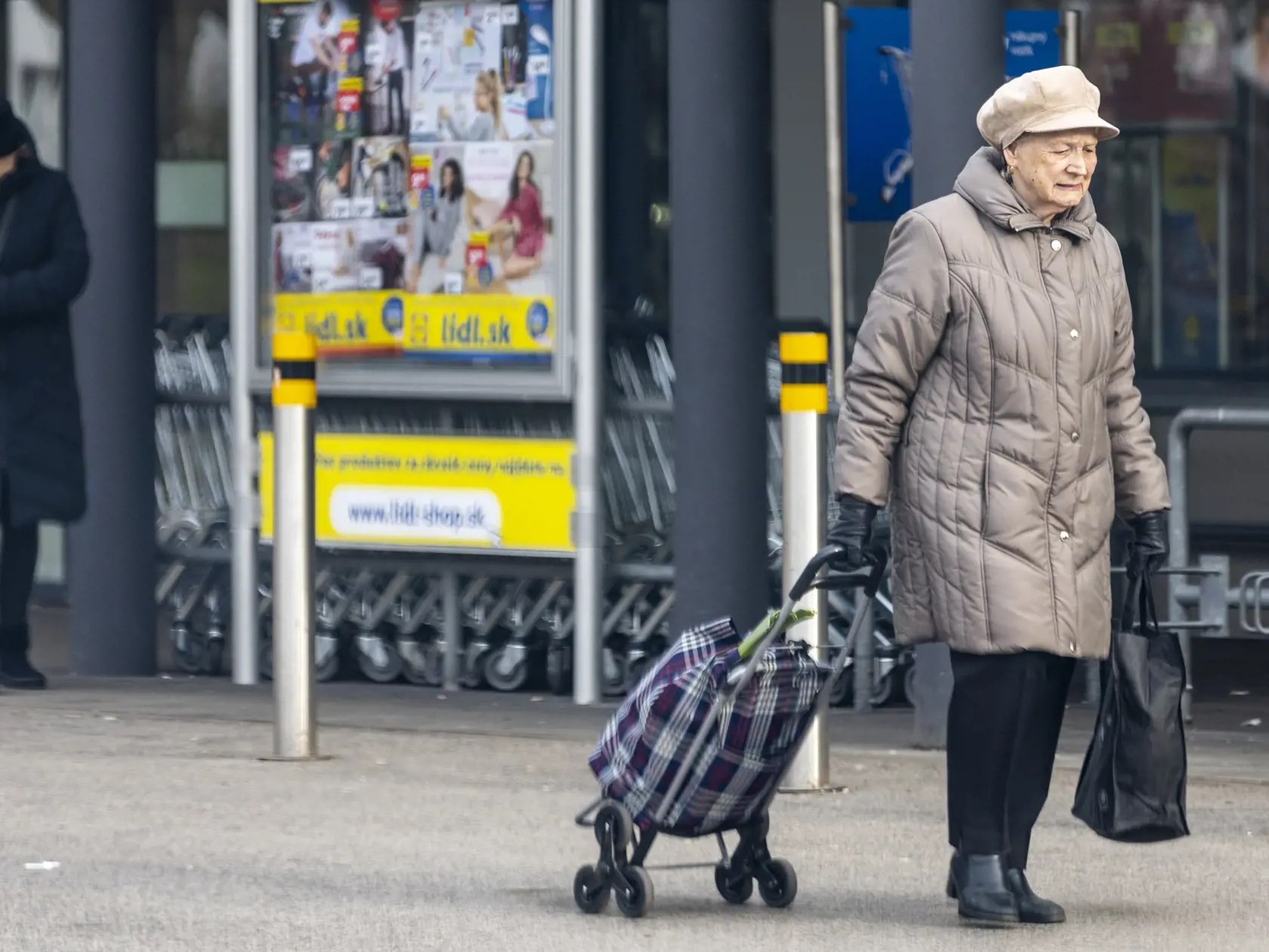 Seniori to napriek opakovanému zvyšovaniu penzií nemajú na Slovensku ľahké. Môžu za to viaceré veci.