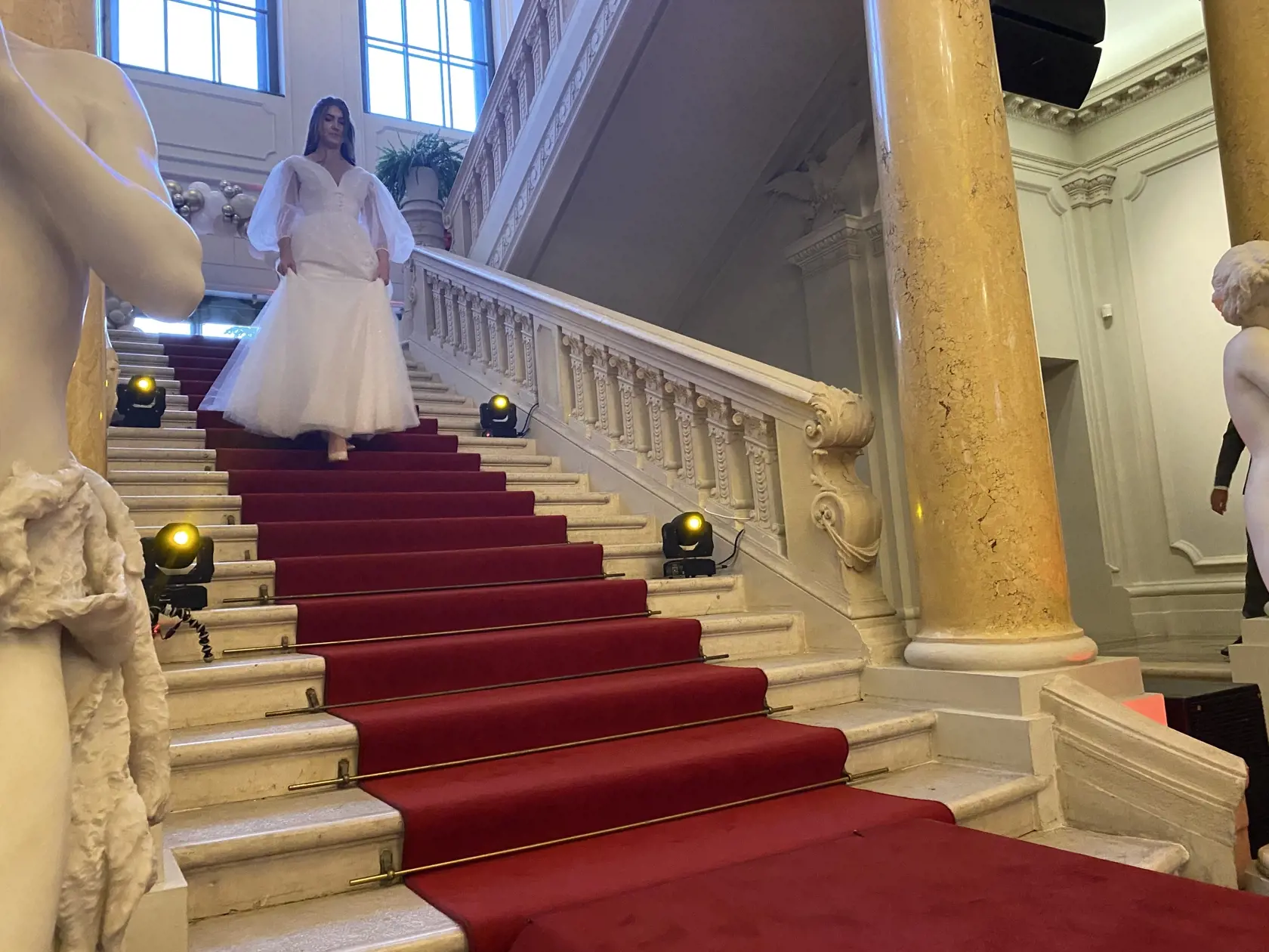 Najprv sa mladé fitnessky, študentky košickej športovej školy na Triede SNP, predviedli v svadobných róbach.