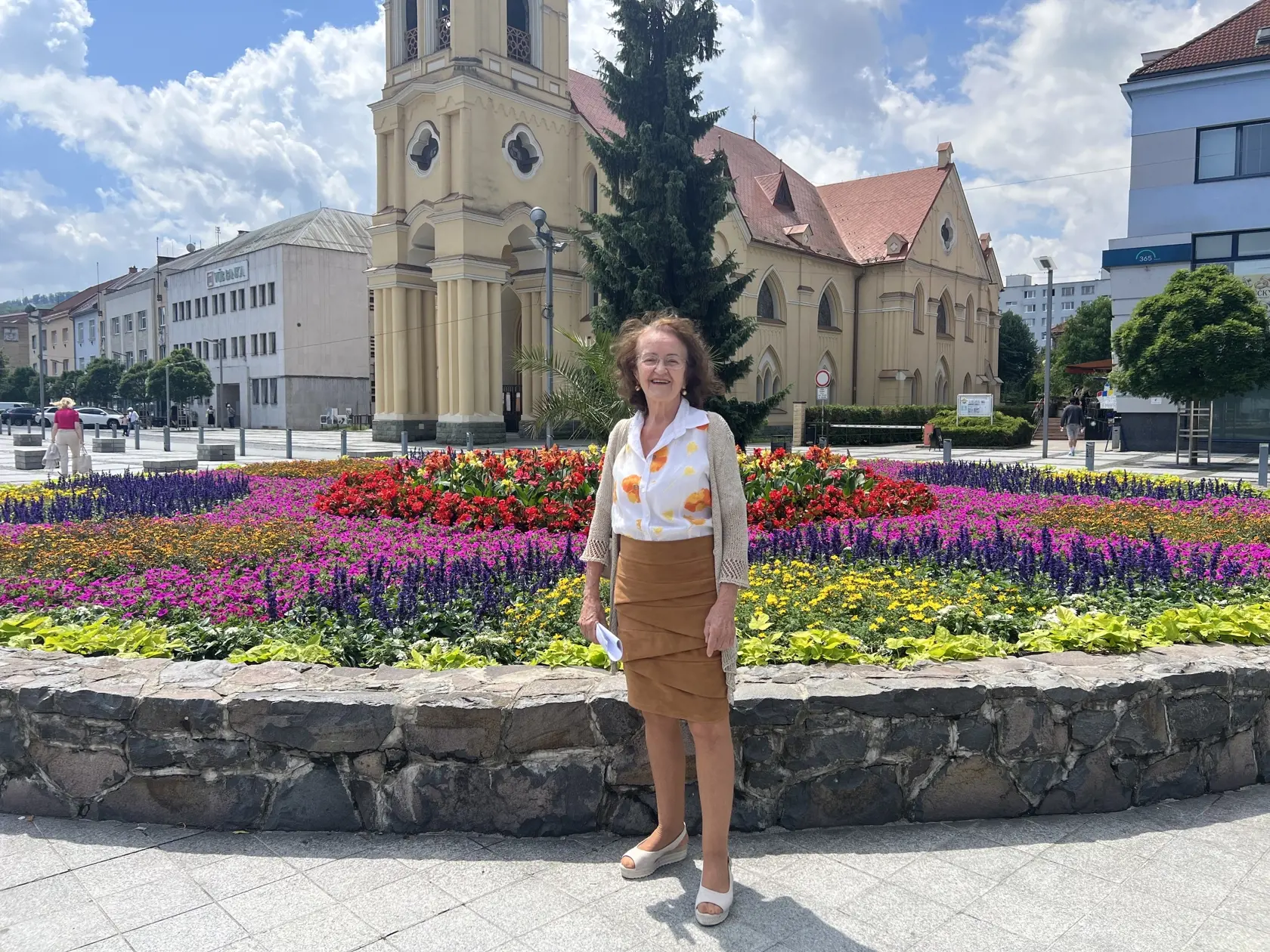 Rovnako si na túto fontánu zaspomínala aj pani Zuzana Šantová, ktorú sme stretli len kúsok od nej. Hneď na začiatku priznala, že ju jej zasypanie veľmi mrzí, hlavne preto, že bola neodmysliteľnou súčasťou námestia.