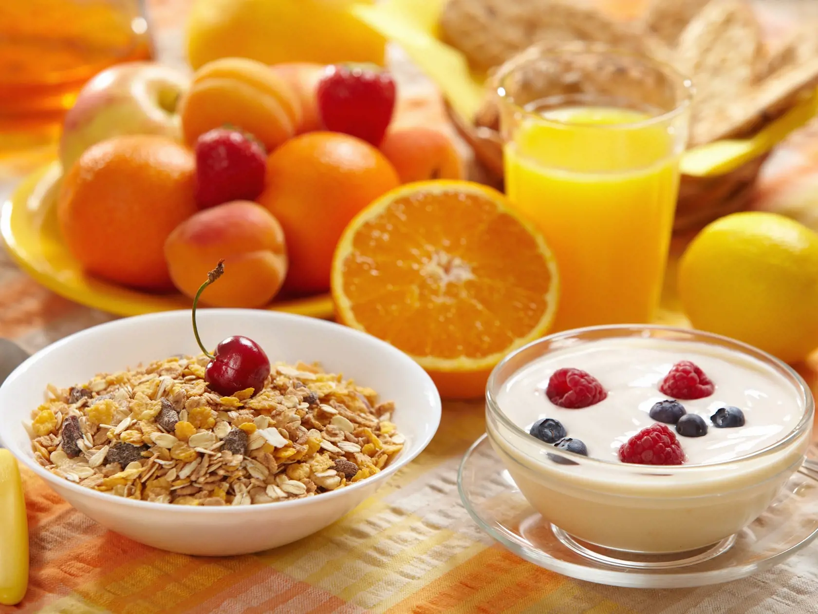 zdravé stravovanie, müsli, jogurt, ovocie, džús