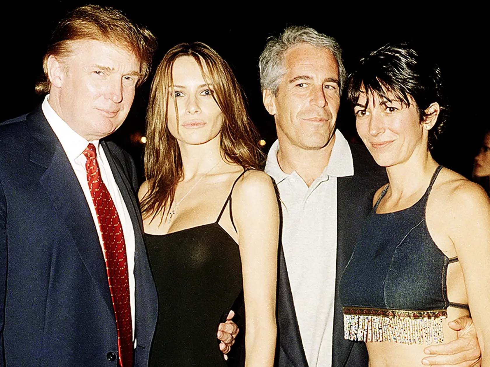 Donald Trump, Melania, Jeffrey Epstein a Ghislaine Maxwellv roku 2000.