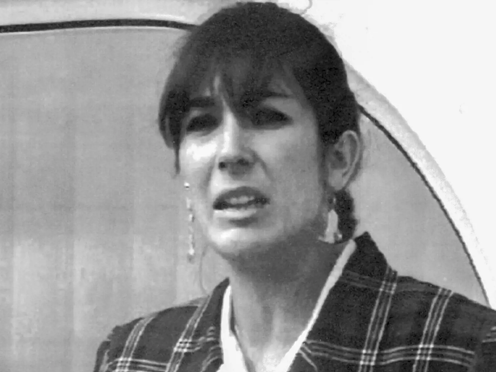 KK14 archív Tenerife - Na archívnej snímke zo 7. novembra 1991 Ghislaine Maxwellová. Americká federálna prokuratúra žiada minimálne 30 rokov väzenia pre Ghislaine Maxwellovú, bývalú priateľku zosnulého amerického finančníka Jeffreyho Epsteina. Vlani v decembri ju súd uznal za vinnú z toho, že Epsteinovi pomáhala pri pohlavnom zneužívaní maloletých dievčat. FOTO TASR/AP
FILE - Ghislaine Maxwell, daughter of late British publisher Robert Maxwell, reads a statement expressing her family's gratitude