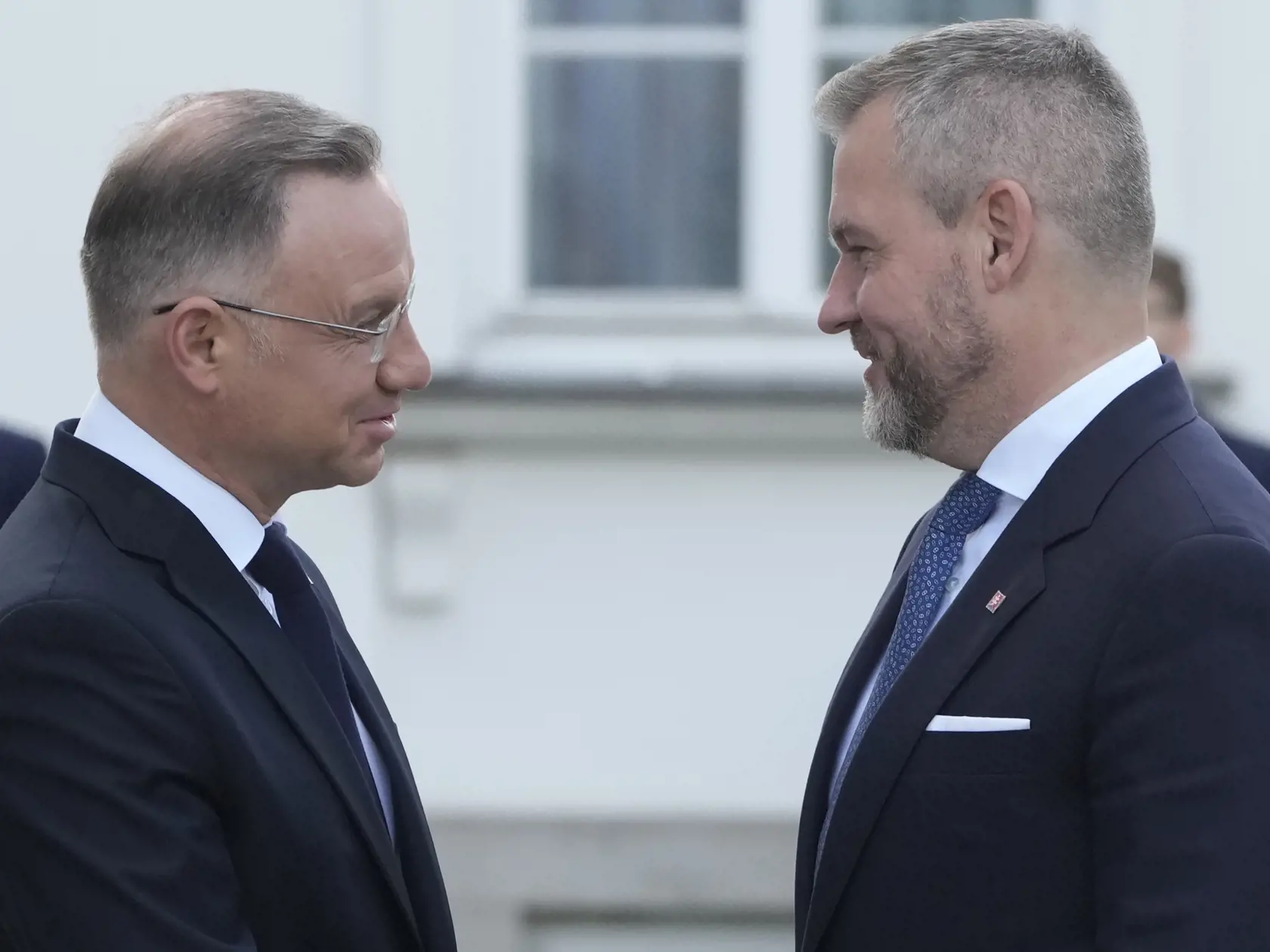 KK7 Varšava - Poľský prezident Andrzej Duda (vľavo) víta slovenského prezidenta Petra Pellegriniho pred spoločným pracovným stretnutím vo Varšave 4. júla 2024. FOTO TASR/AP
Polish President Andrzej Duda, left, welcomes Slovakian president Peter Pellegrini, right, prior to a working meeting at Belvedere Palace in Warsaw, Poland, Thursday, July 4, 2024. Pellegrini is on a one-day visit, ahead of NATO summit. (AP Photo/Czarek Sokolowski)